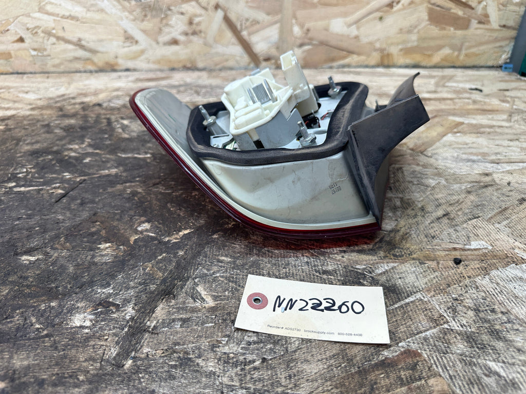BMW 09-11 E90 LCI LEFT DRIVER SIDE REAR OUTER TAIL LIGHT OEM 7289429