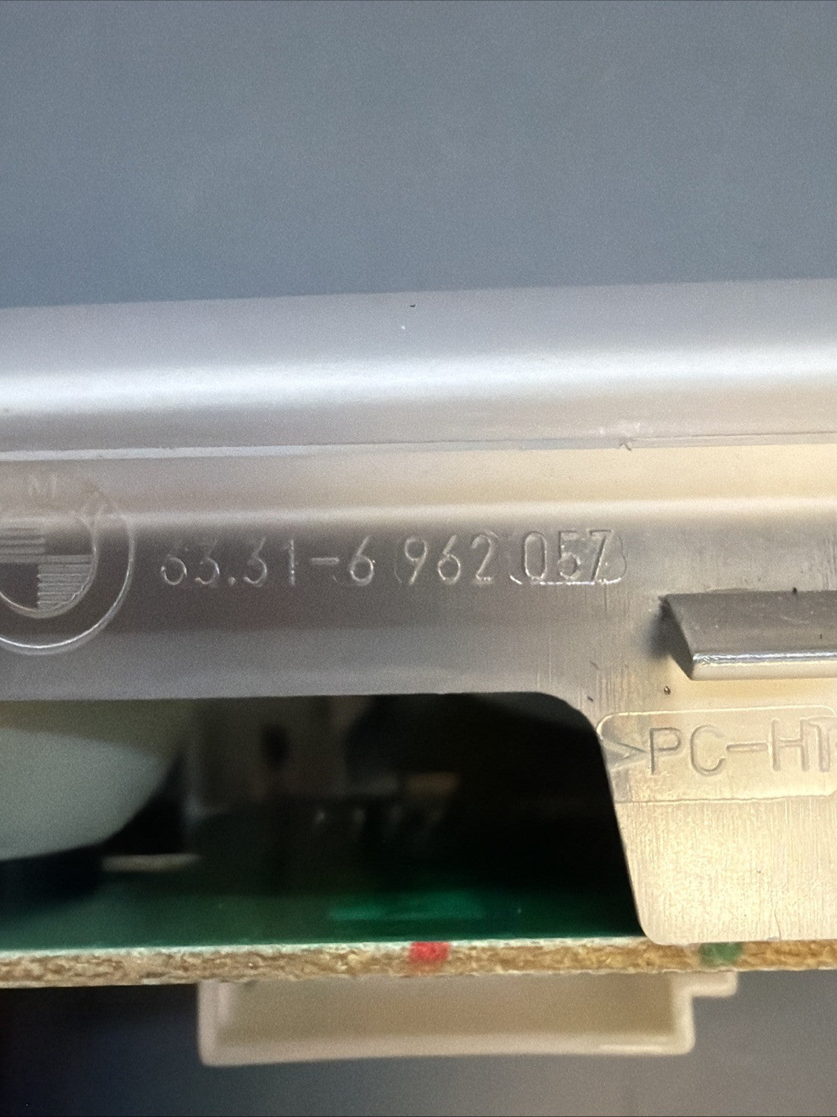 04-10 BMW 5 SERIES OEM FRONT UPPER OVERHEAD READING DOME LIGHT 6962057