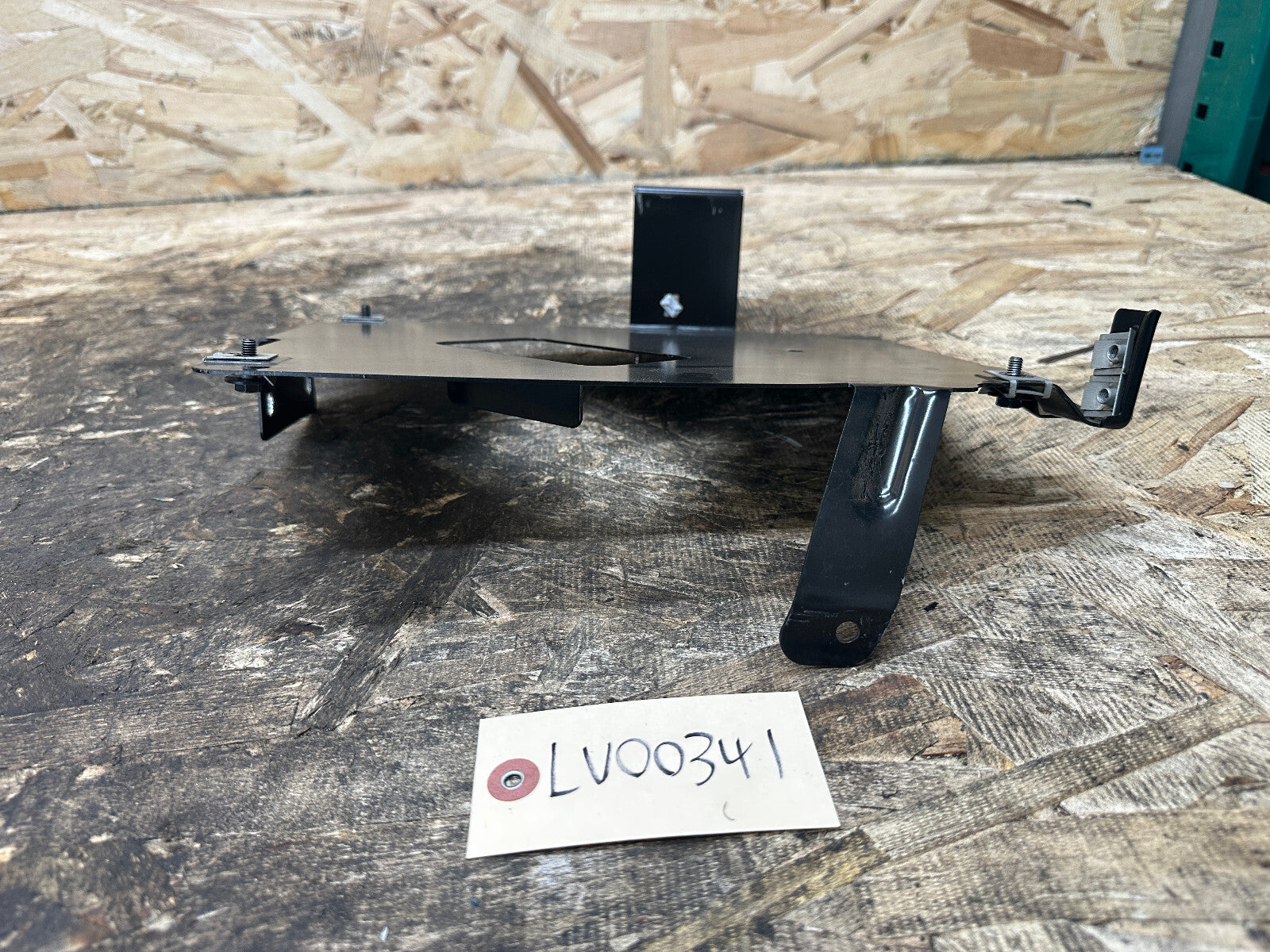 BMW 00-06 E53 X5 RADIO AMPLIFIER REAR TRUNK MOUNTING BRACKET OEM 259B11202