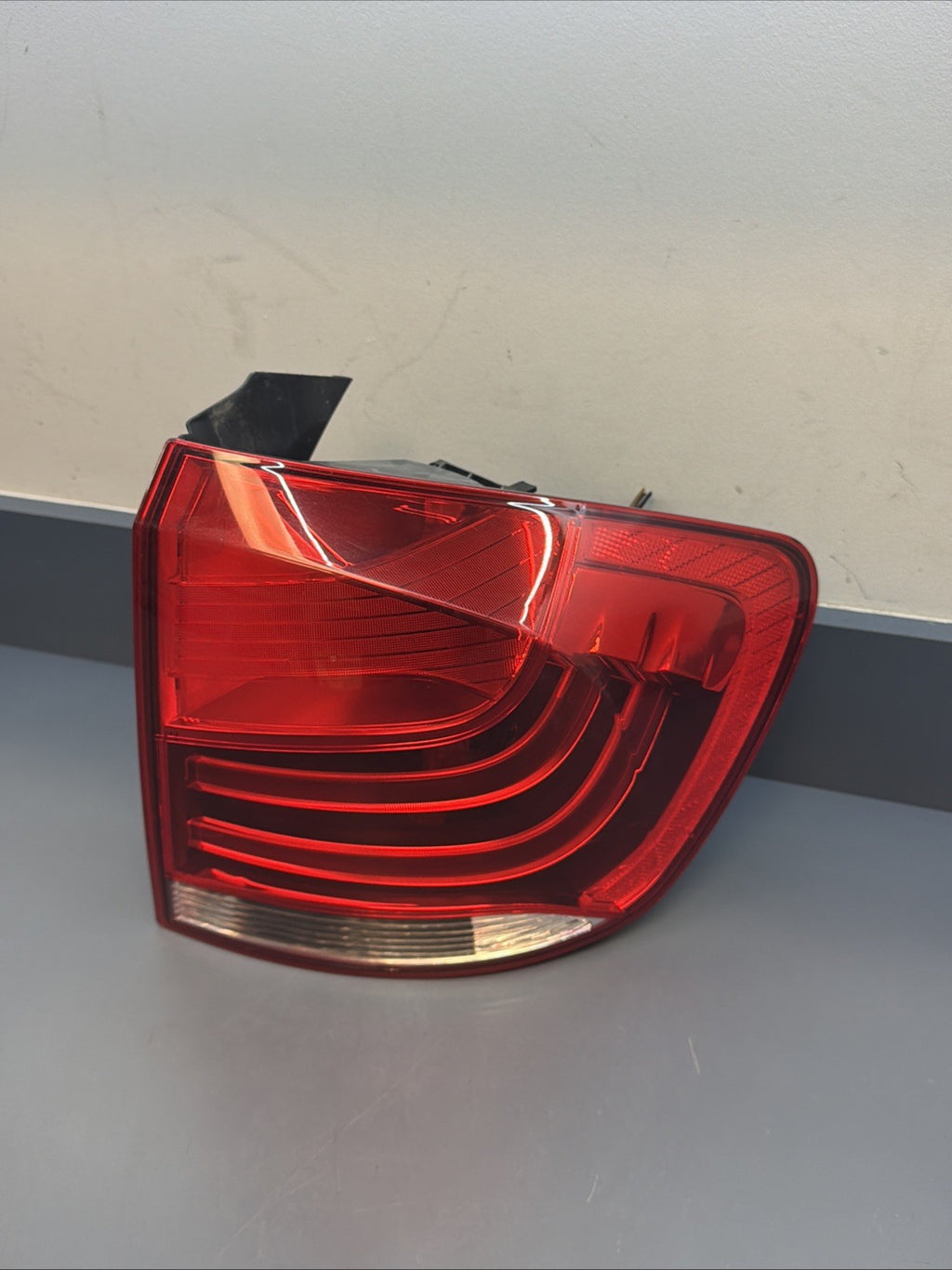 2013 2014 2015 BMW E84 X1 REAR RIGHT OUTER TAIL LIGHT ASSEMBLY OEM 2990112