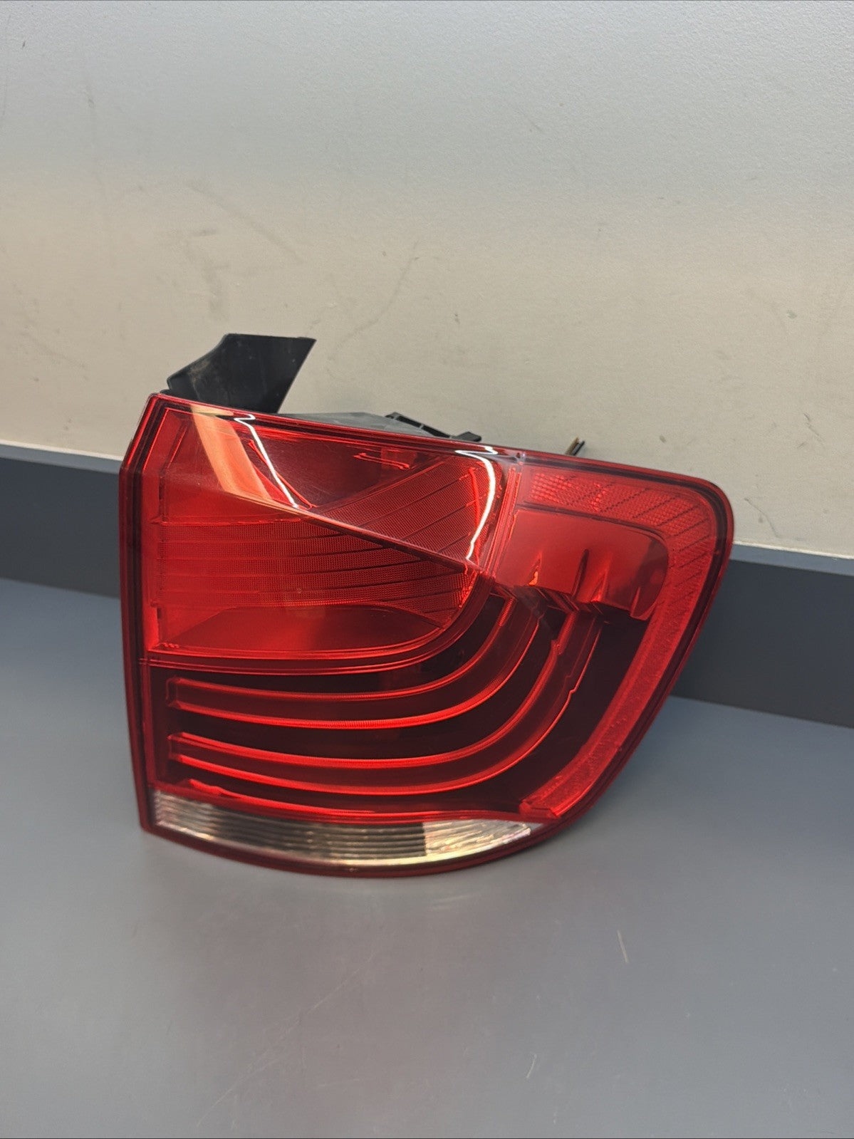 2013 2014 2015 BMW E84 X1 REAR RIGHT OUTER TAIL LIGHT ASSEMBLY OEM 2990112