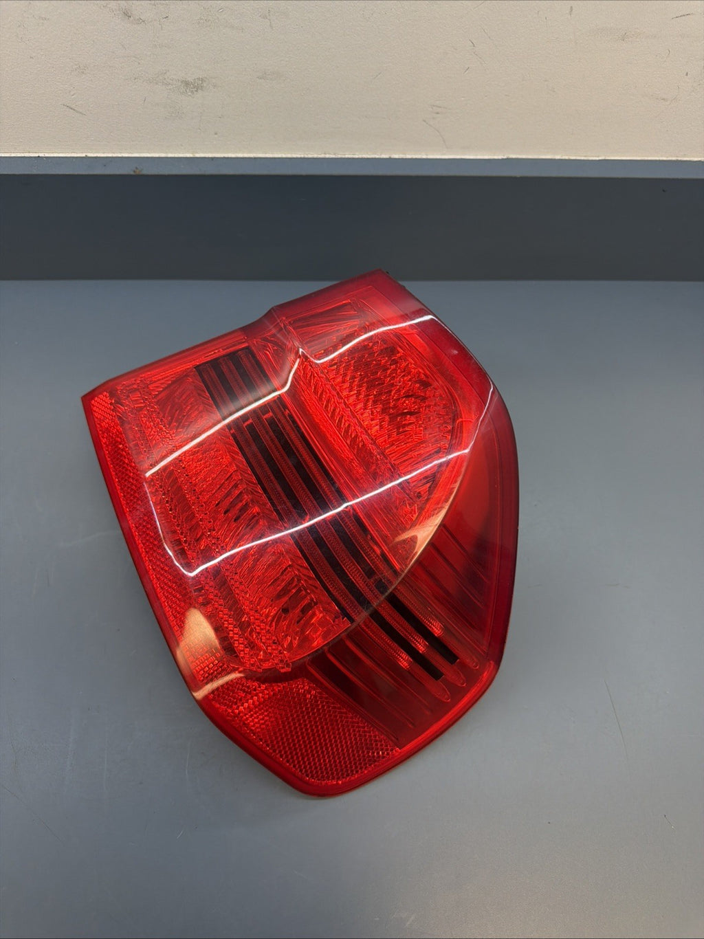 2006-2008 BMW E90 OUTTER PASSANGER PRE LCI TAIL LIGHT 7161956