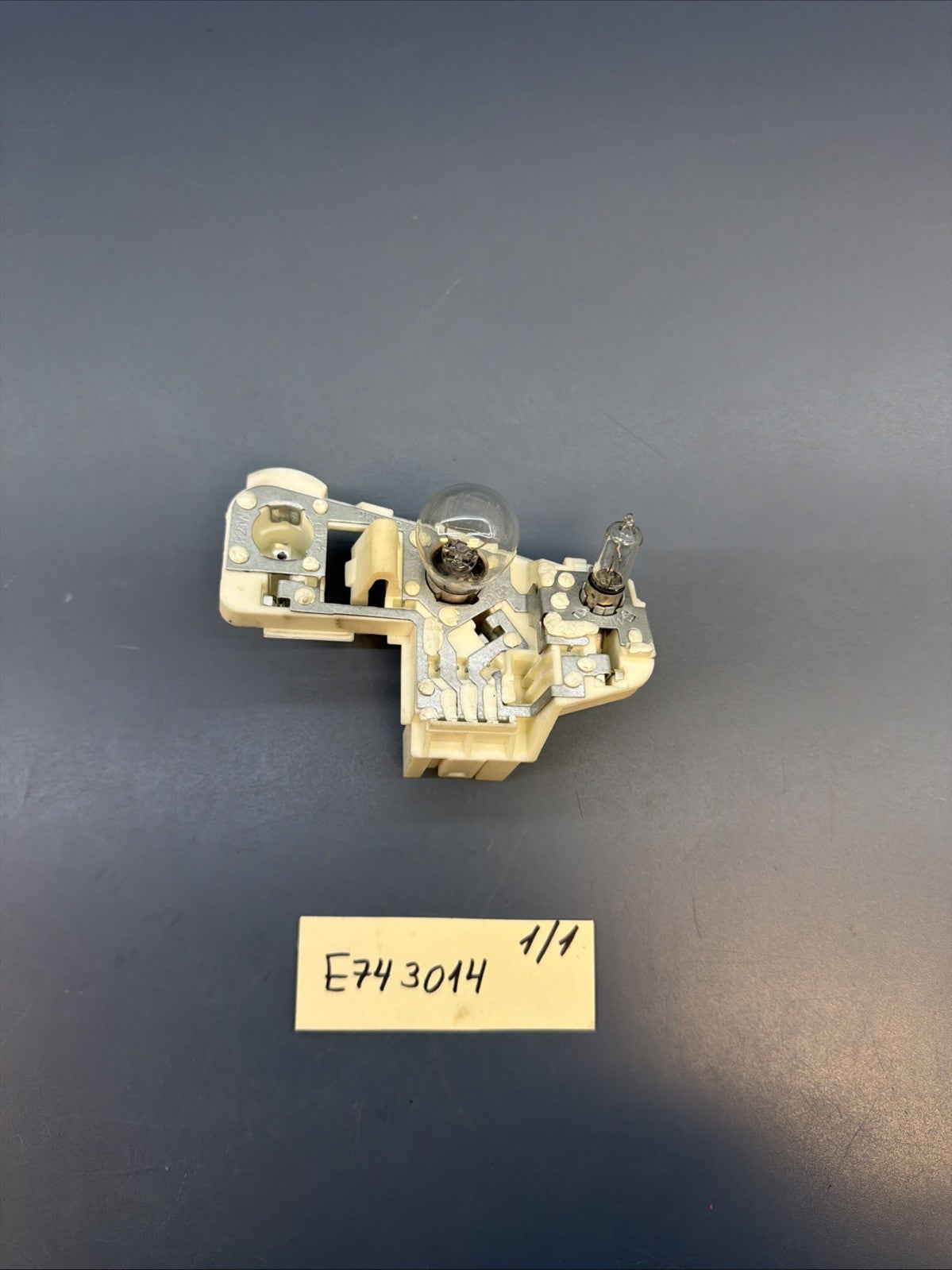 BMW 06-08 E90 PRE LCI RIGHT/PASSANGER SIDE TAILLIGHT BULB HOLDER OEM 7183842