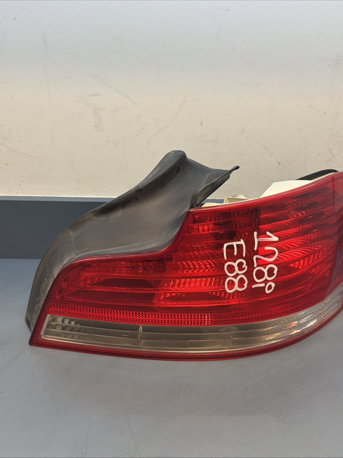 2008 - 2011 BMW E82 128I 135I REAR RIGHT PASSENGER OUTER TAIL LIGHT OEM 7285642