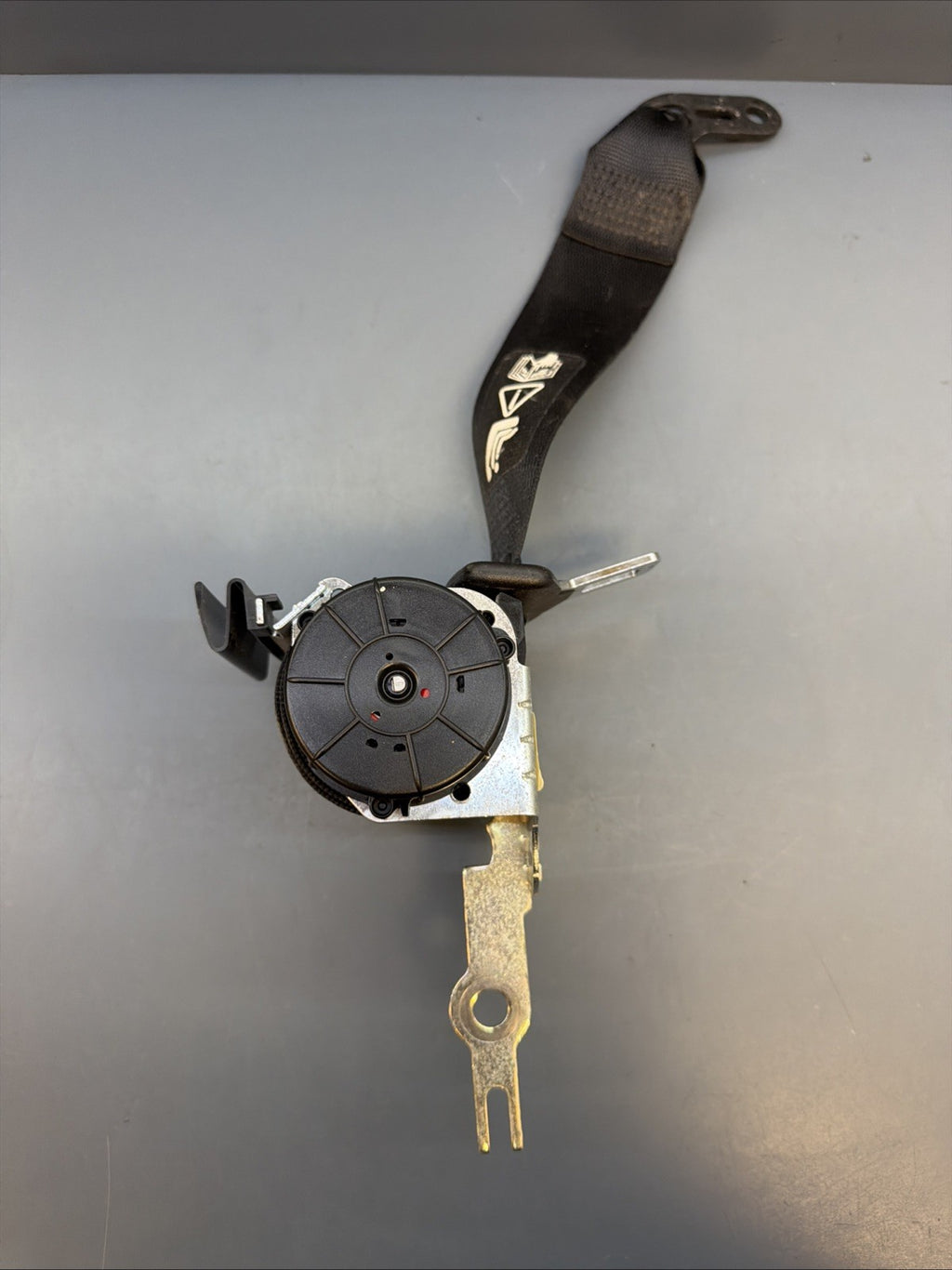 2006-2011 BMW E90 335i RIGHT CENTER REAR SEAT BELT RETRACTOR OEM 617531500A
