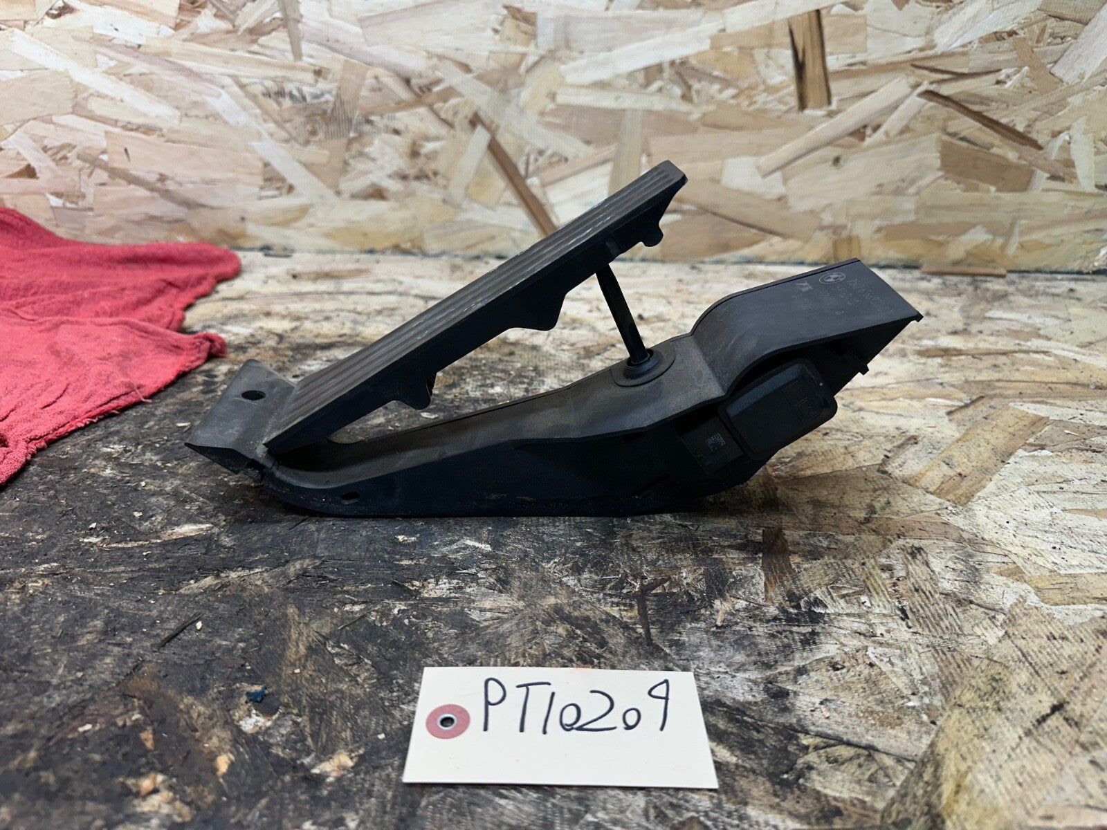 BMW E90 2006-2012 THROTTLE GAS ACCELERATOR PEDAL OEM 6766930-02