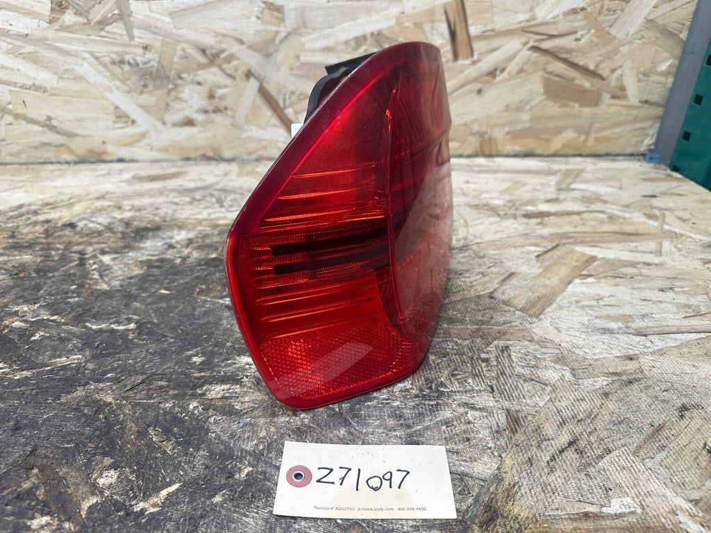 BMW 04-08 E90 3 SERIES OUTER FENDER TAIL LIGHT SET 2PC OEM 7161955+7161956