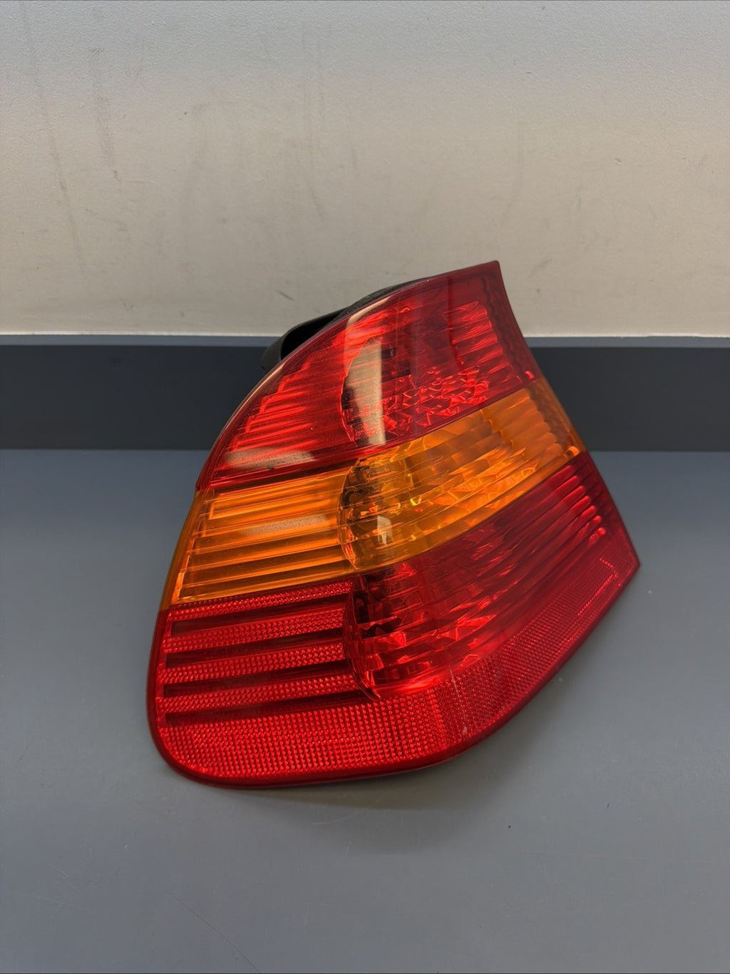 OEM 2002 2003 2004 2005 BMW E46 330i 325i LEFT DRIVER BRAKE TAIL LIGHT 6907933
