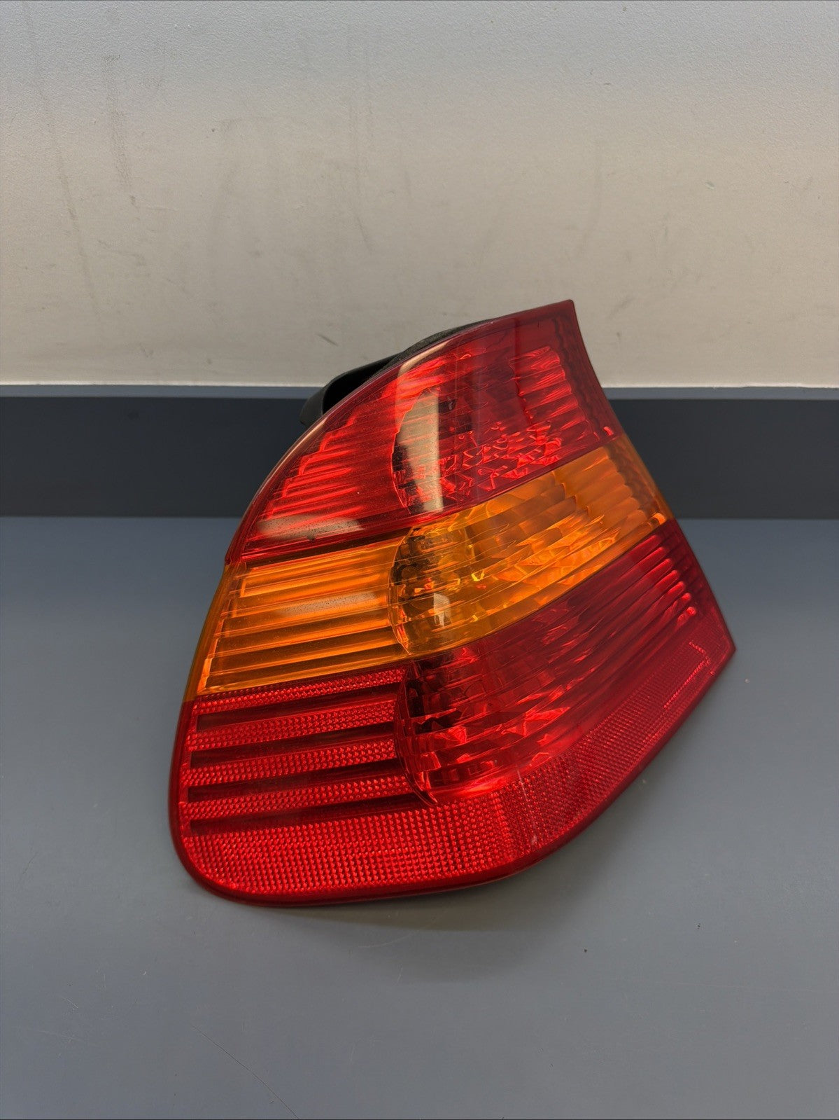 OEM 2002 2003 2004 2005 BMW E46 330i 325i LEFT DRIVER BRAKE TAIL LIGHT 6907933
