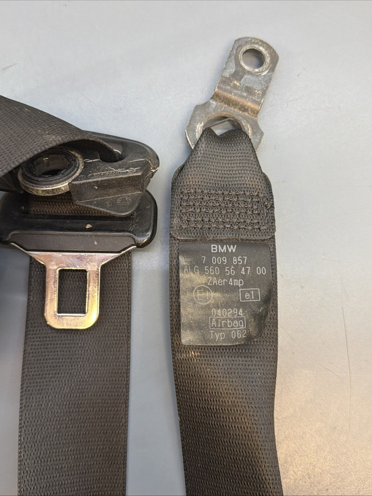 2001-2005 BMW 325I 325XI FRONT LEFT DRIVER SEAT BELT RETRACTOR 7009857 OEM