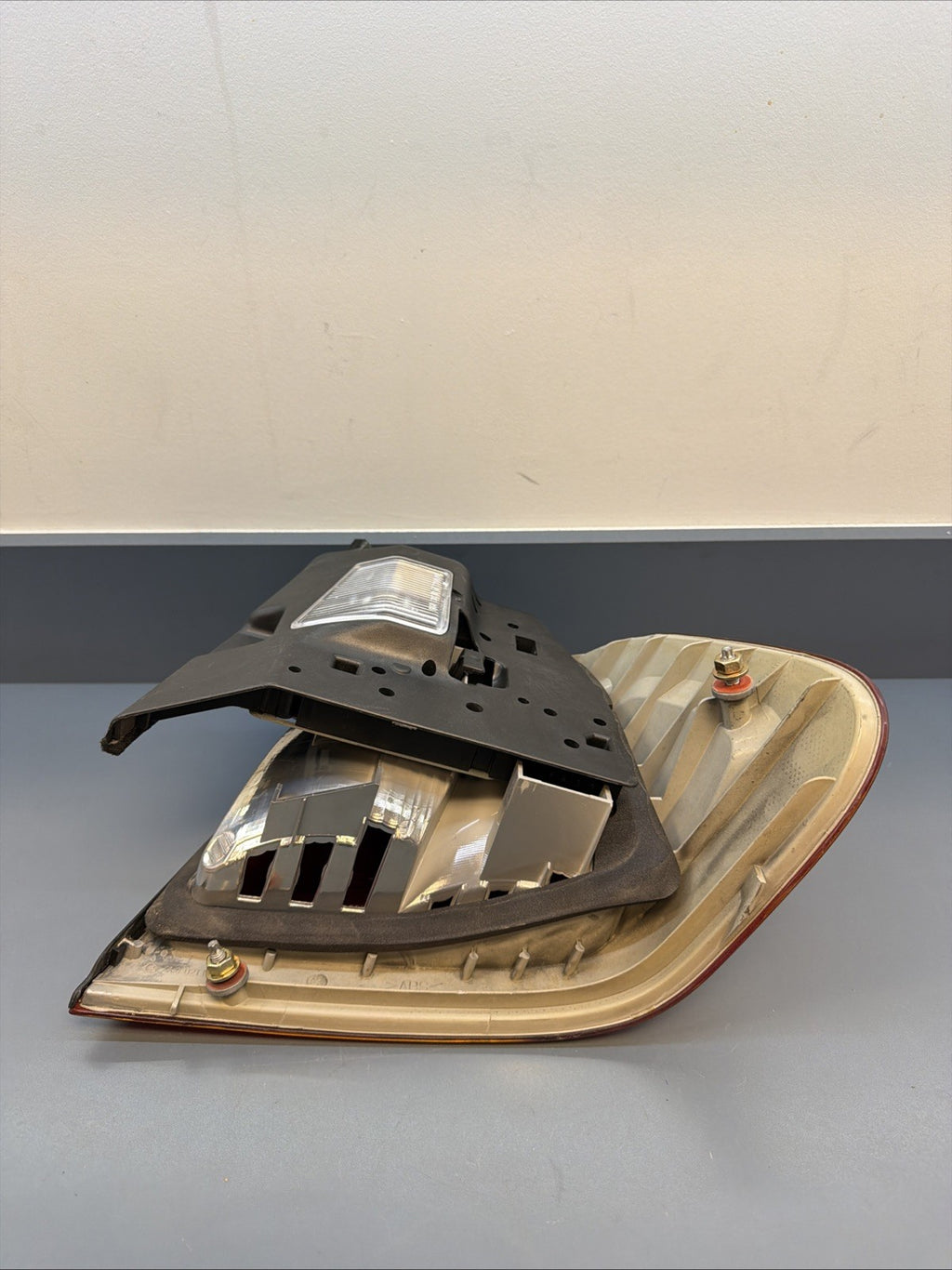 99-01 BMW 325I E46 TAIL LIGHT TAILLIGHT LEFT DRIVER SIDE 8364921