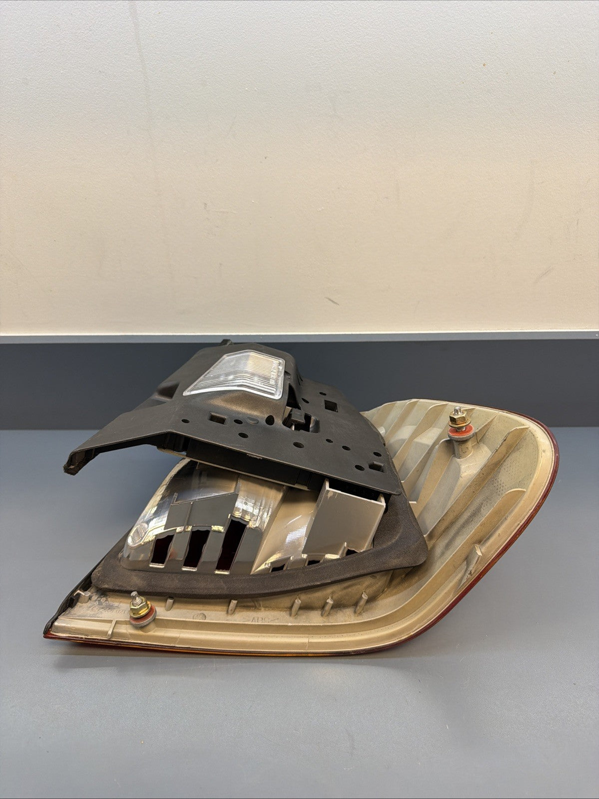 99-01 BMW 325I E46 TAIL LIGHT TAILLIGHT LEFT DRIVER SIDE 8364921