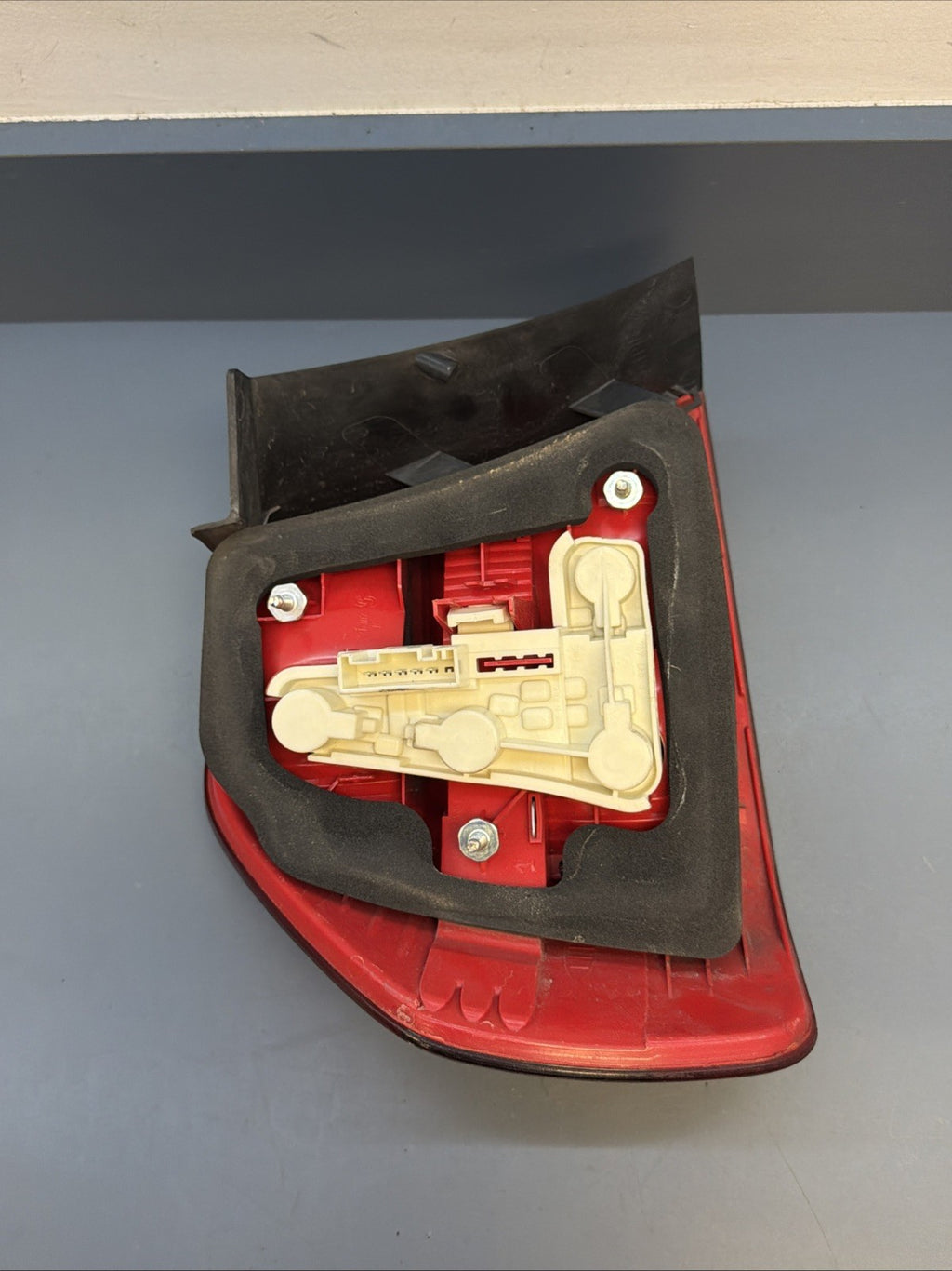 2006-2008 BMW E90 OUTTER PASSANGER PRE LCI TAIL LIGHT 7161956