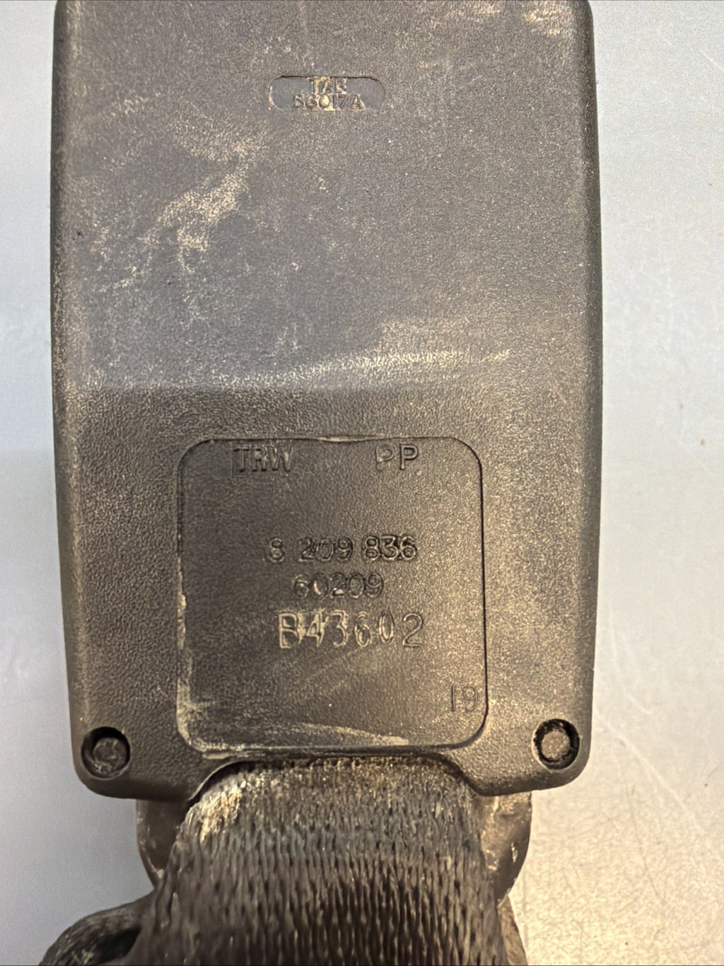 97-03 BMW E39 525i 530i 540i Rear Center Seat Belt Receptacle 8209836