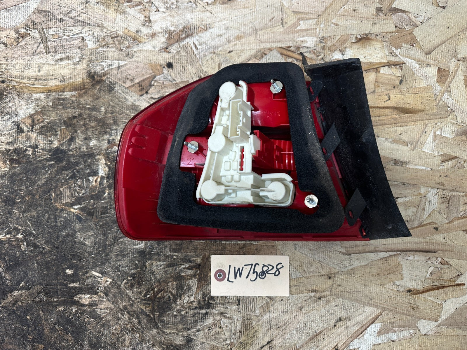 BMW 2005-2009 E90 REAR OUTER RIGHT PASSANGER SIDE TAIL LIGHT OEM 7161956