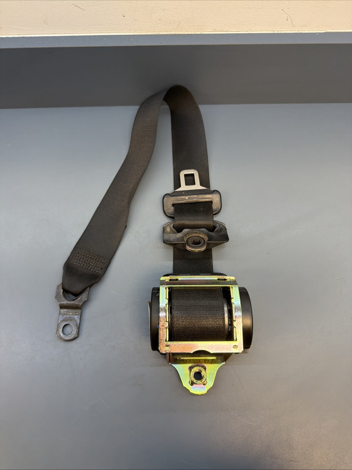 2001-2005 BMW 325I 325XI FRONT LEFT DRIVER SEAT BELT RETRACTOR 7009857 OEM