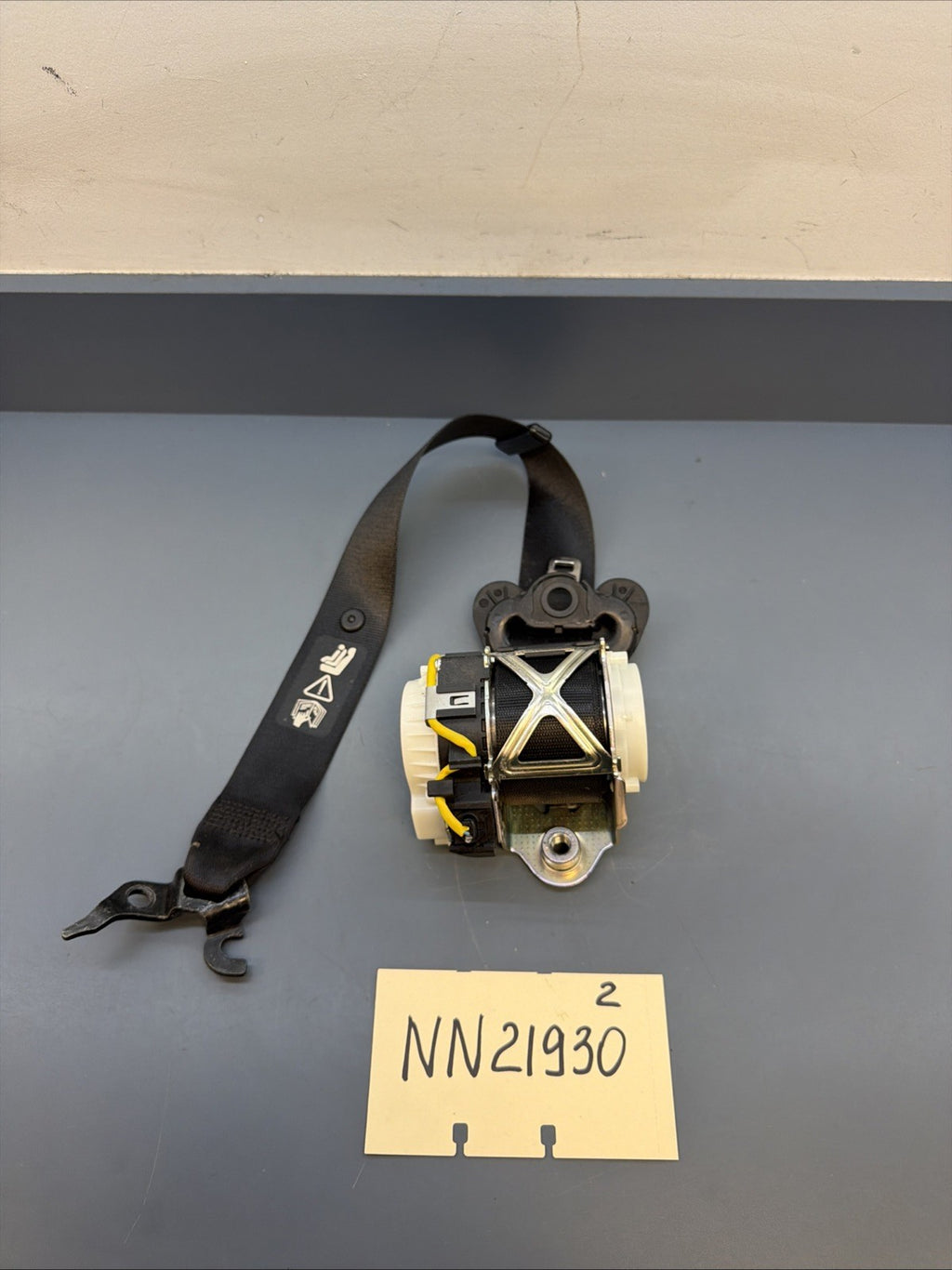 06-13 BMW E90 E92 Front Right Passenger Side Seat Belt Retractor 34072775 BLACK