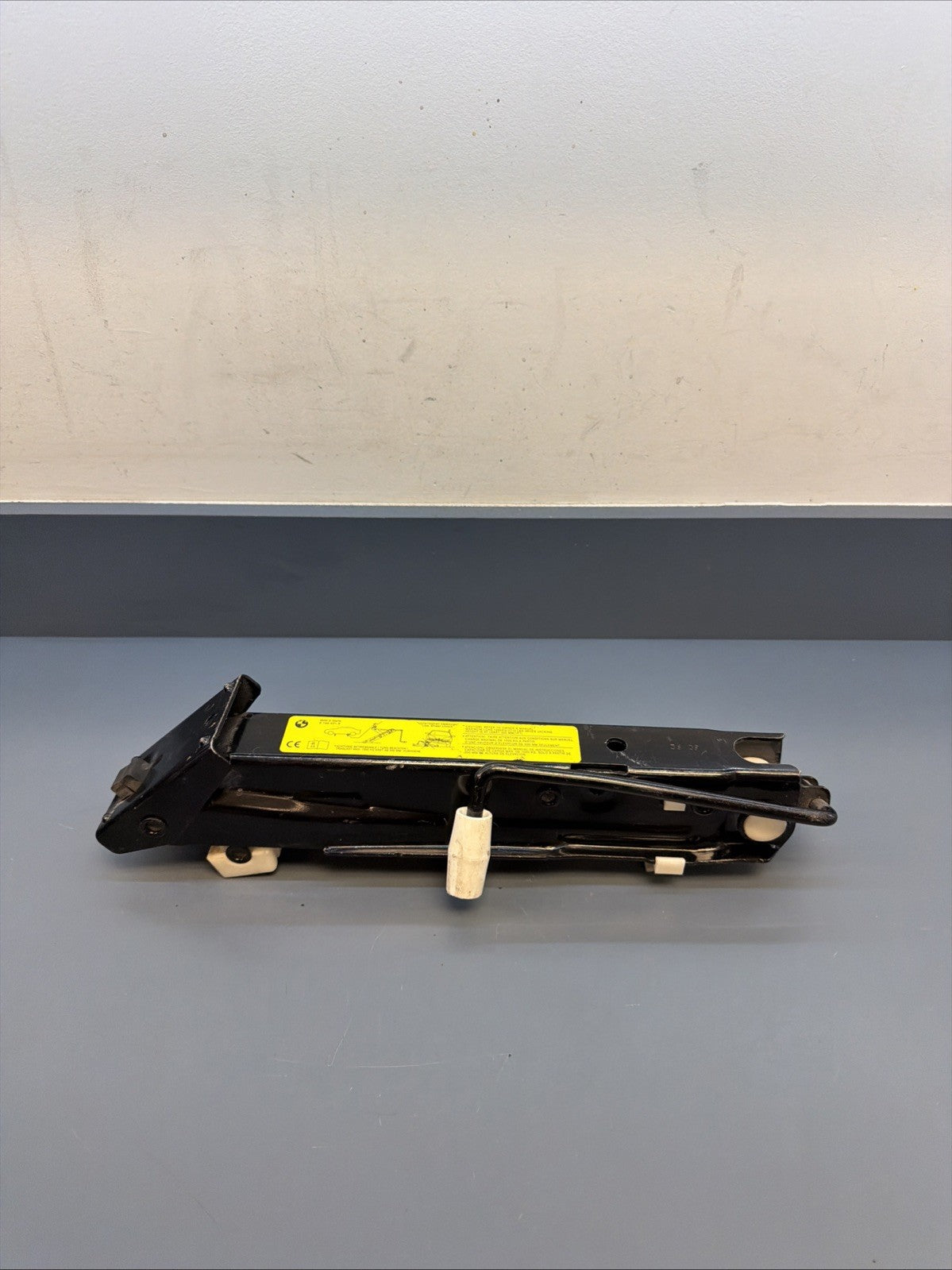 04-10 BMW E60 BMW 550I 525i 530 I 650i SPARE TIRE JACK CAR LIFT OEM 6766621