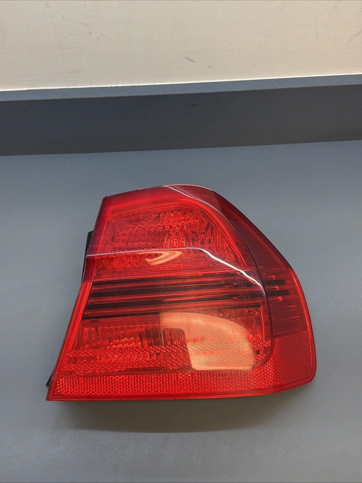2006-2006 BMW E90 OUTTER PASSANGER PRE LCI TAIL LIGHT 7161956