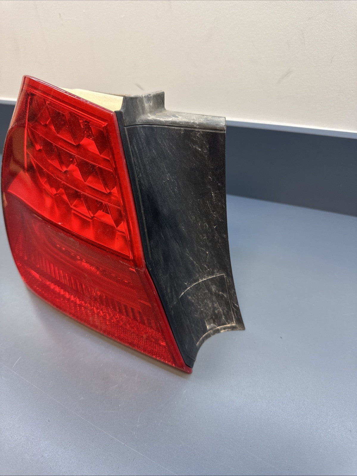 BMW 09-11 E90 LCI LEFT DRIVER SIDE REAR OUTER TAIL LIGHT OEM 7289429