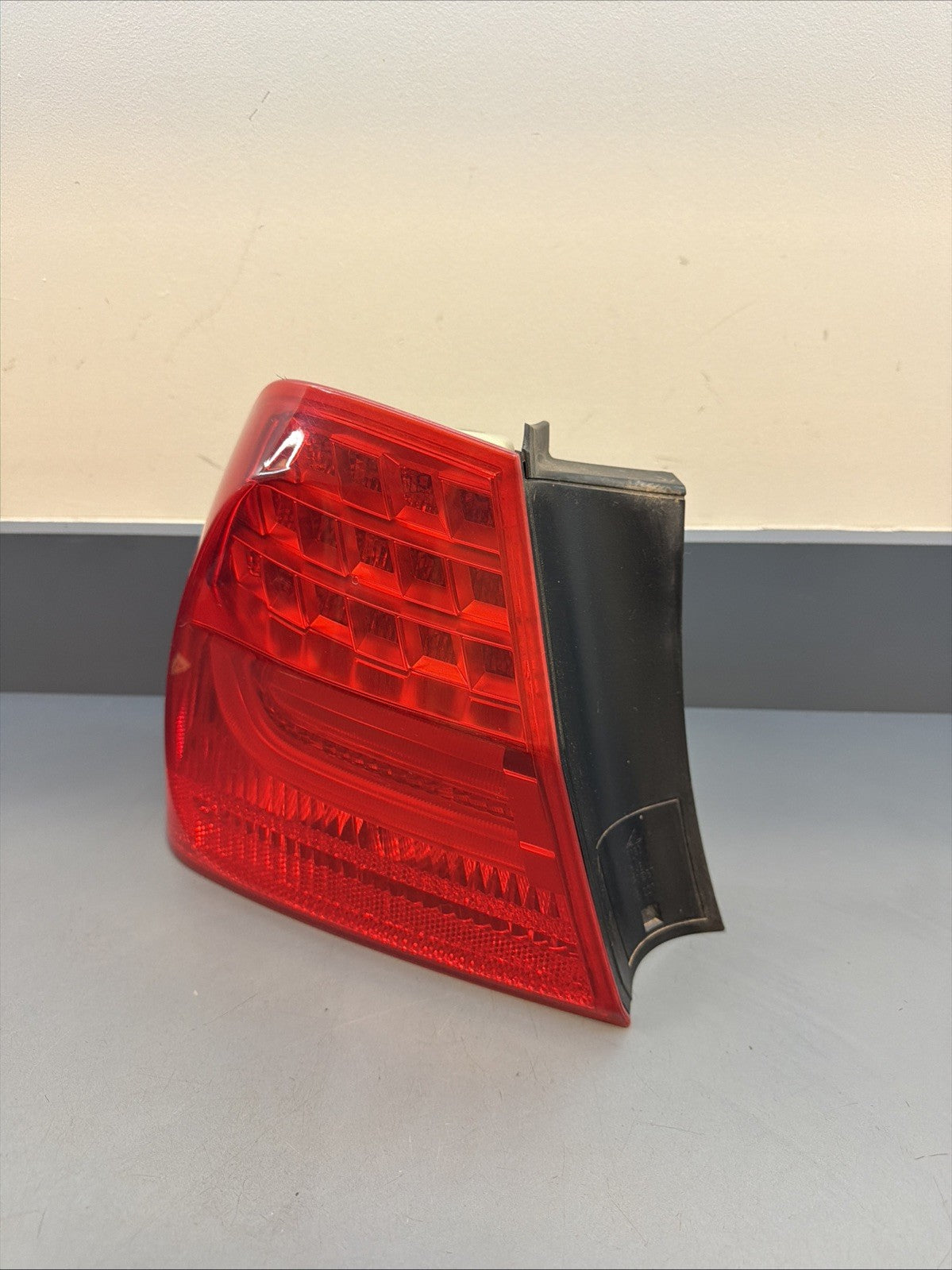 BMW 09-11 E90 LCI LEFT DRIVER SIDE REAR OUTER TAIL LIGHT OEM 7289429
