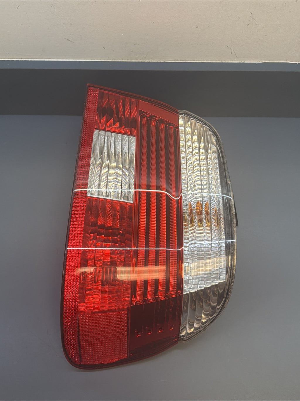 01-03 BMW E39 Sedan Rear Right Passenger Outer Tail Light Lamp HELLA 6902529