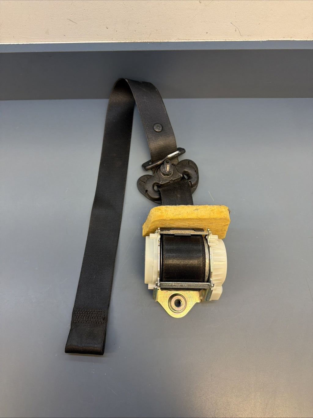 08-13 BMW E90 E92 E93 M3 OEM Coupe Front Left Seat Belt Retractor Black 34023561