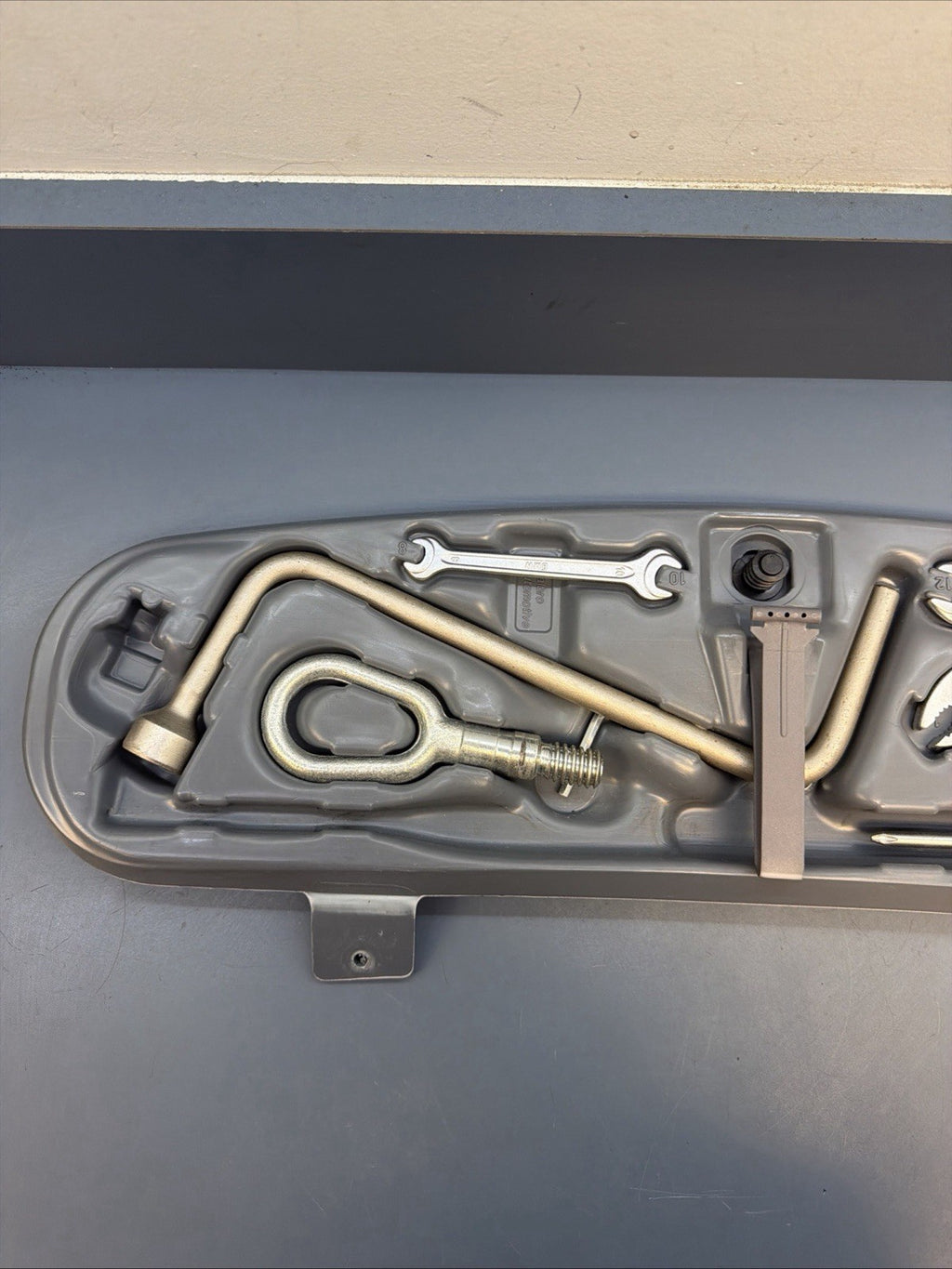 00-06 BMW E46 323 325 330 Rear Trunk Emergency Tool Spare Tire Kit Set OEM