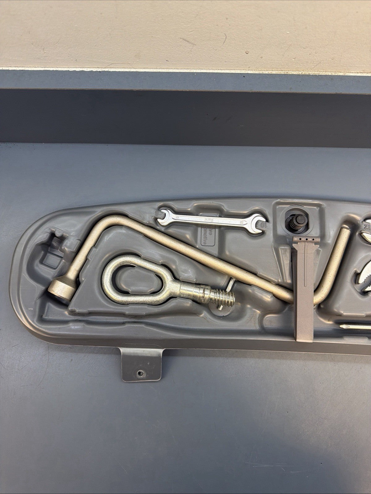 00-06 BMW E46 323 325 330 Rear Trunk Emergency Tool Spare Tire Kit Set OEM