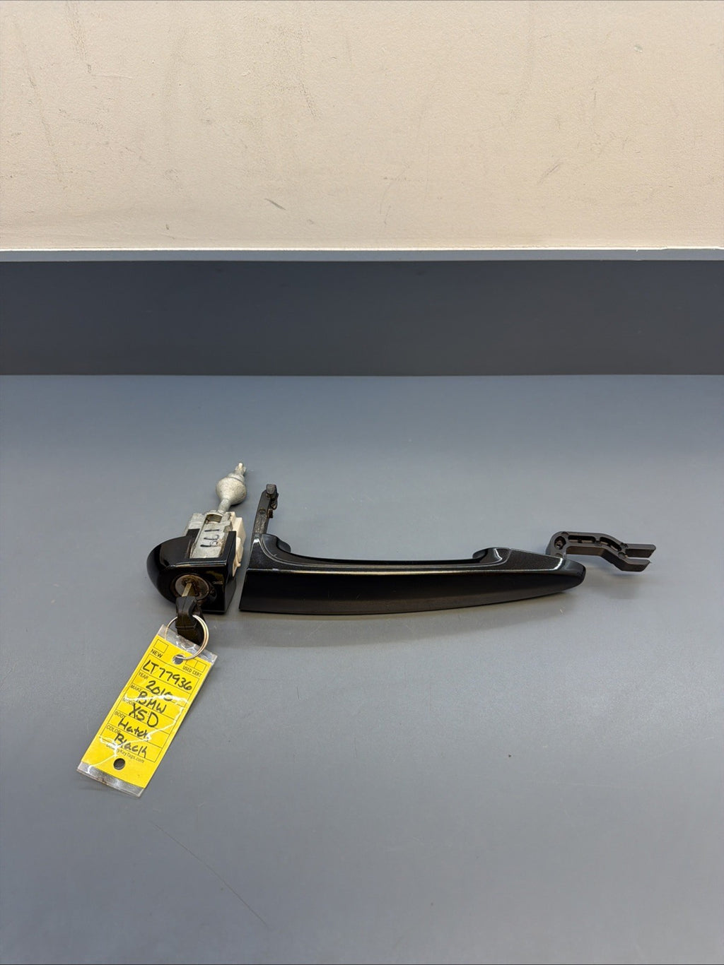 07-13 BMW E90 E92 E70 X5 FRONT LEFT DRIVER EXTERIOR DOOR HANDLE 7207693 W KEY