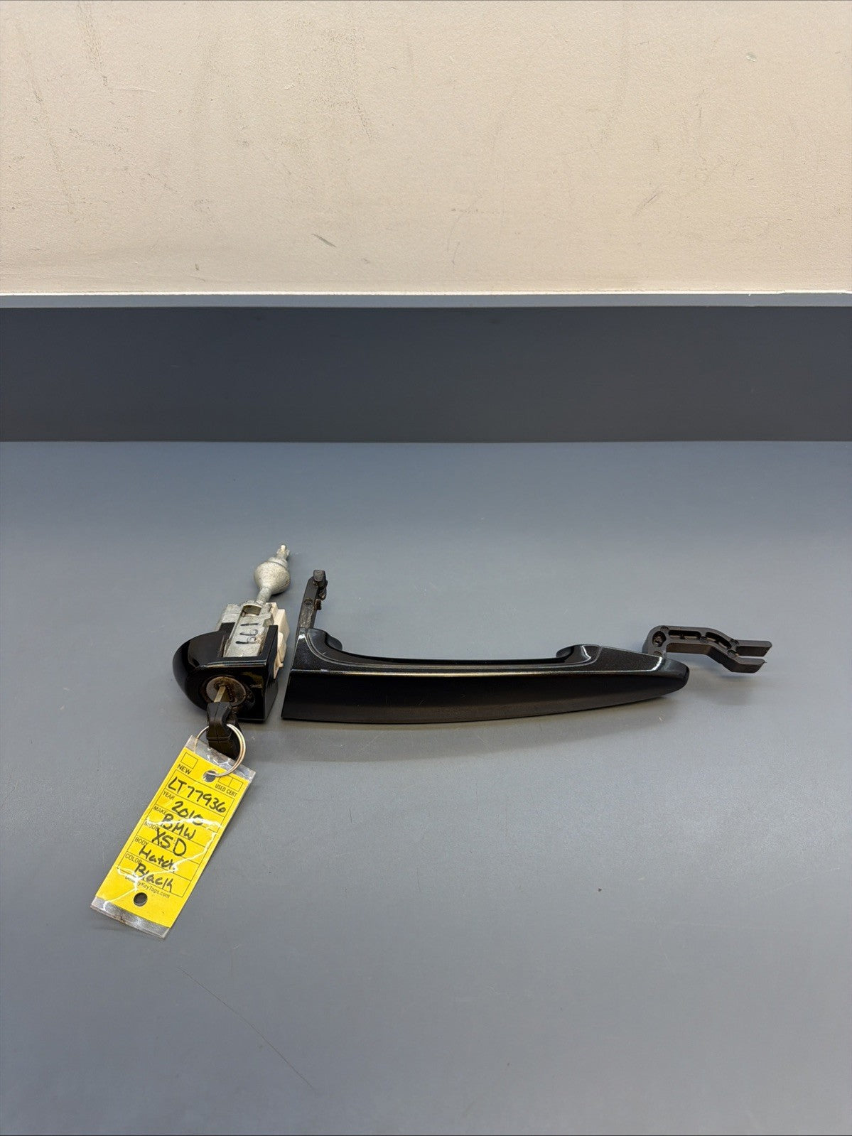 07-13 BMW E90 E92 E70 X5 FRONT LEFT DRIVER EXTERIOR DOOR HANDLE 7207693 W KEY