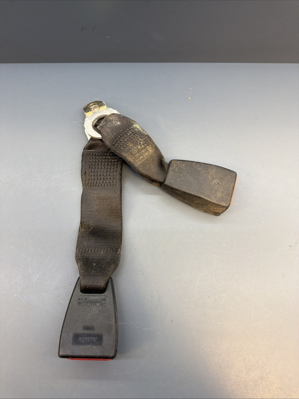 99-06 BMW E46 325 330 REAR PASSENGER SEAT BELT BUCKLE RECEIVER OEM 8233292