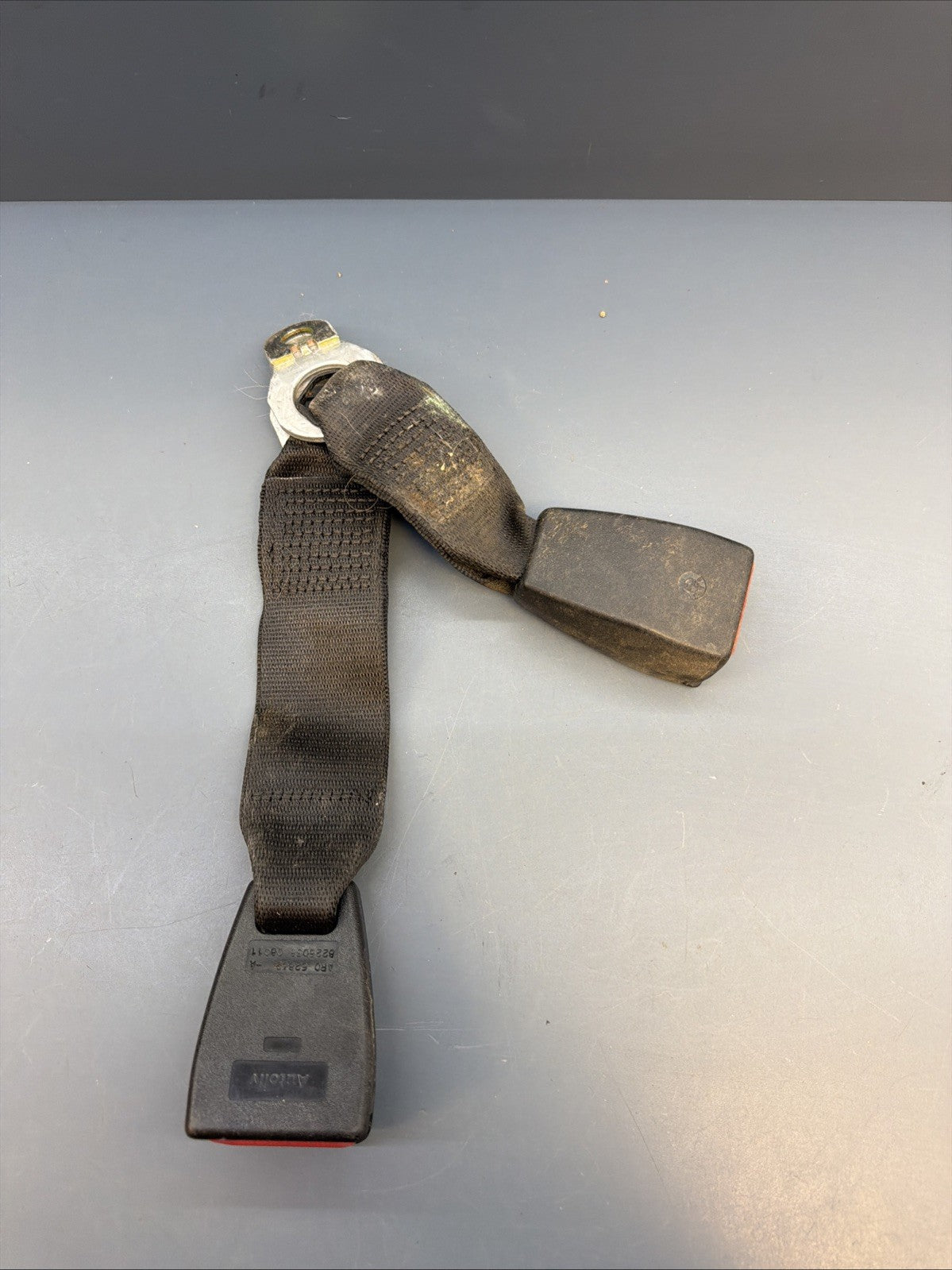 99-06 BMW E46 325 330 REAR PASSENGER SEAT BELT BUCKLE RECEIVER OEM 8233292