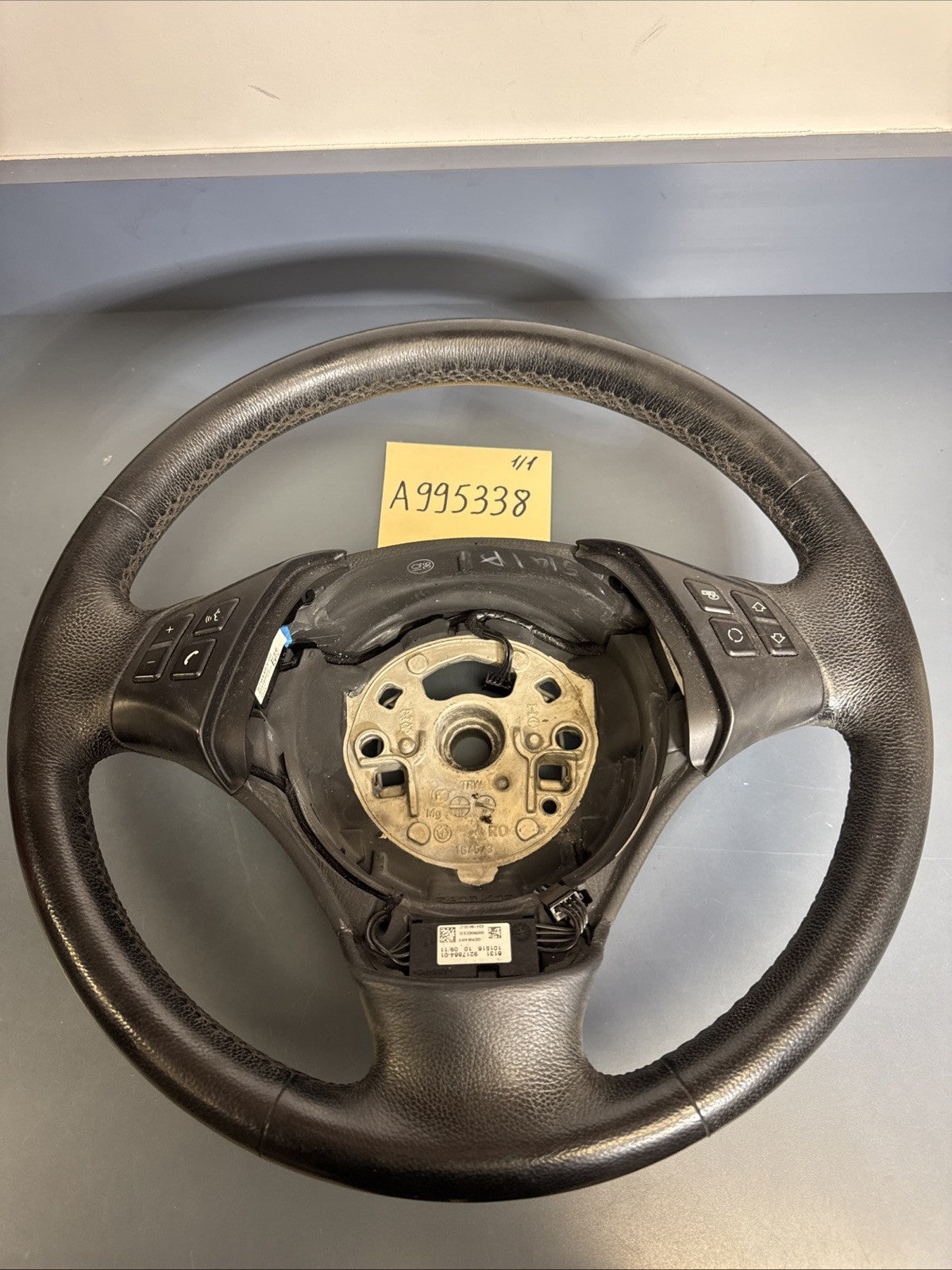 2006–2011 BMW 325i E90 STEERING WHEEL W/ CONTROL SWITCHES OEM 6959893-01 6764547