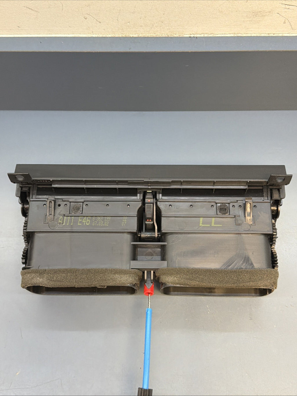 1999-2006 BMW E46 3 Series 325i Center Dash AC Air Vent Assembly 8363199 OEM