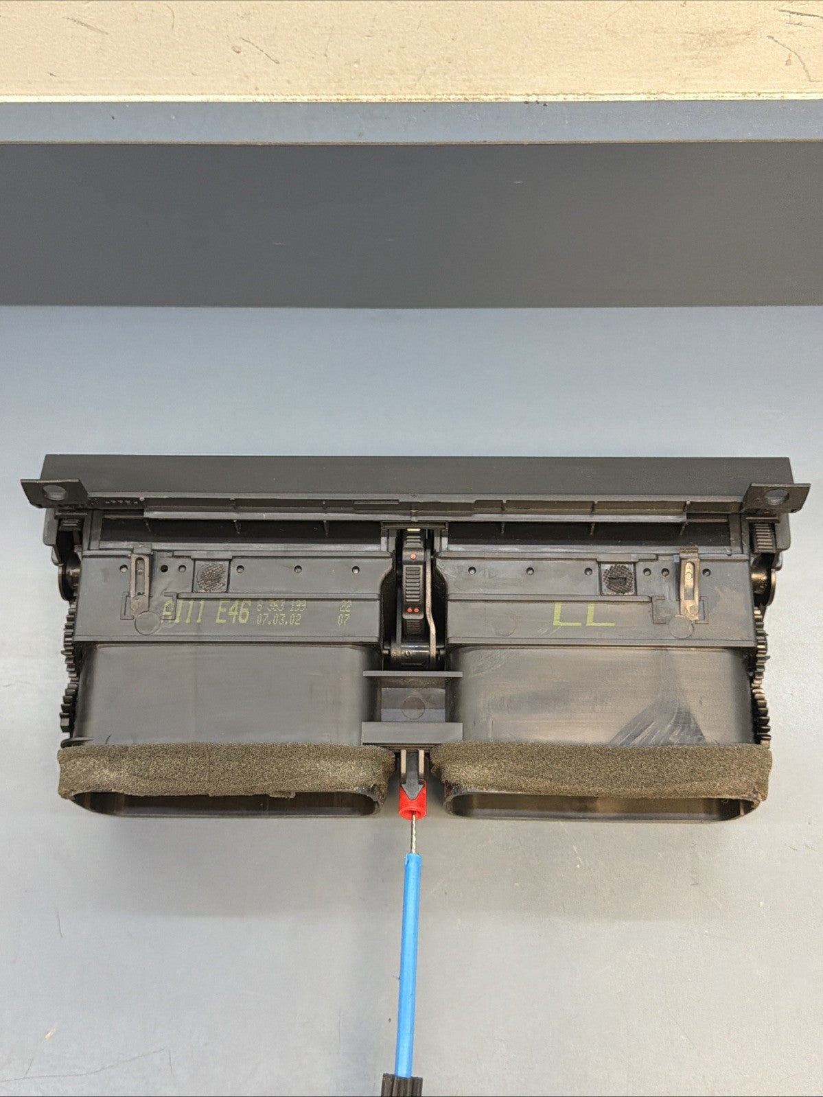 1999-2006 BMW E46 3 Series 325i Center Dash AC Air Vent Assembly 8363199 OEM