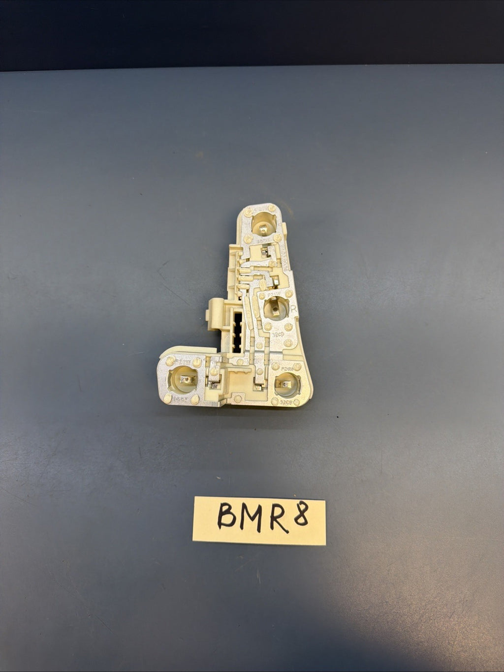 BMW 06-08 E90 PRE LCI RIGHT/PASSANGER SIDE TAILLIGHT BULB HOLDER OEM 6937474