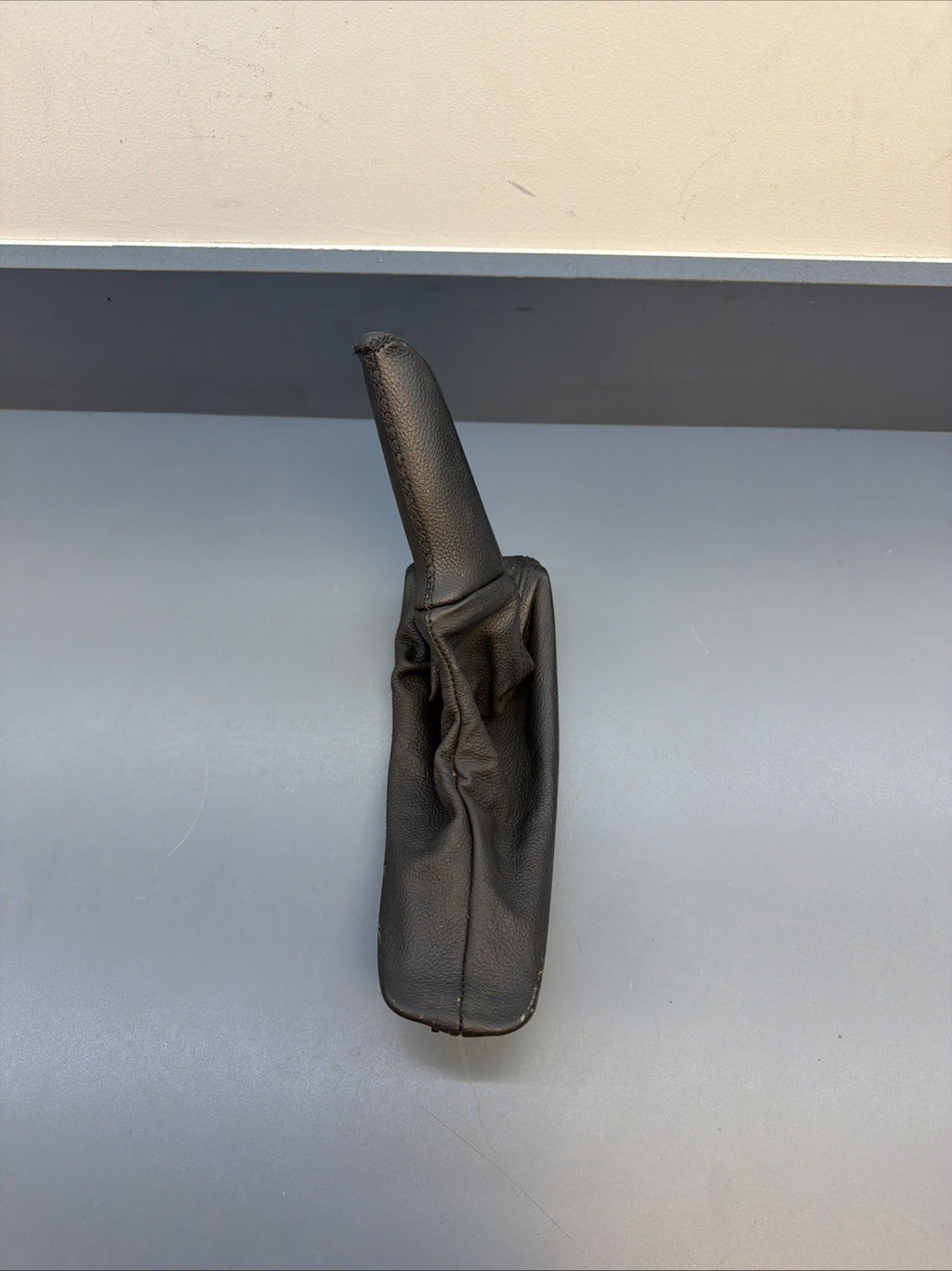 2007 BMW E90 328i SEDAN AUTOMATIC FLOOR SHIFT SHROUD BLACK OEM 13599911