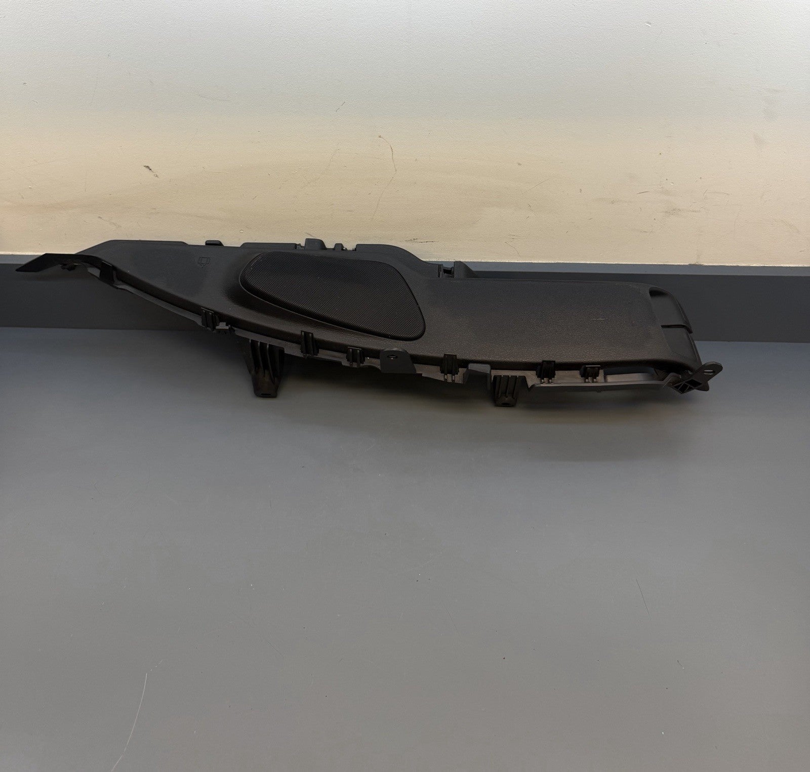 2013-2015 BMW X1 REAR RIGHT SIDE WINDOW SHELF SUPPORT W/ SPEAKER OEM 51462991854