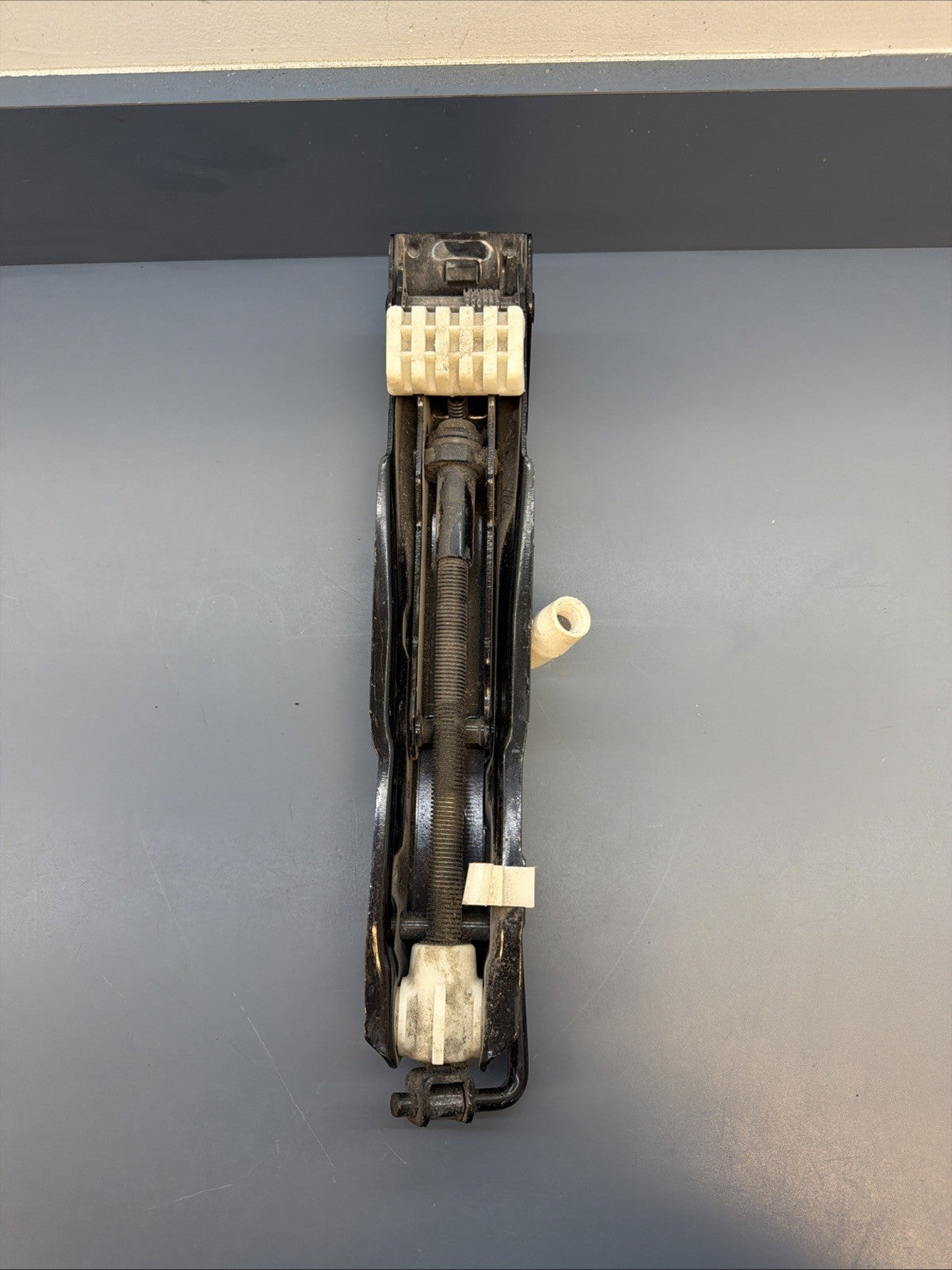 04-10 BMW E60 BMW 550I 525i 530 I 650i SPARE TIRE JACK CAR LIFT OEM 6766621