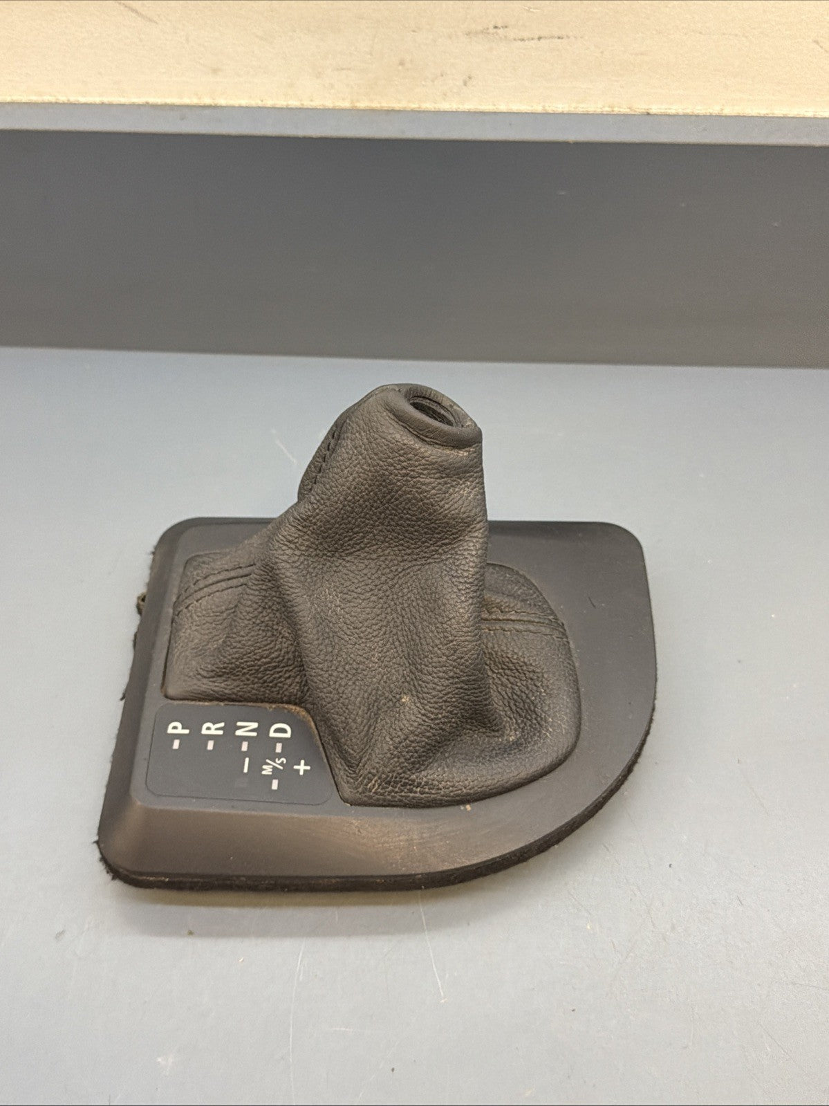 2004-2007 BMW 530i 535I FRONT CENTER CONSOLE SHIFTER TRIM BEZEL 7077662 OEM