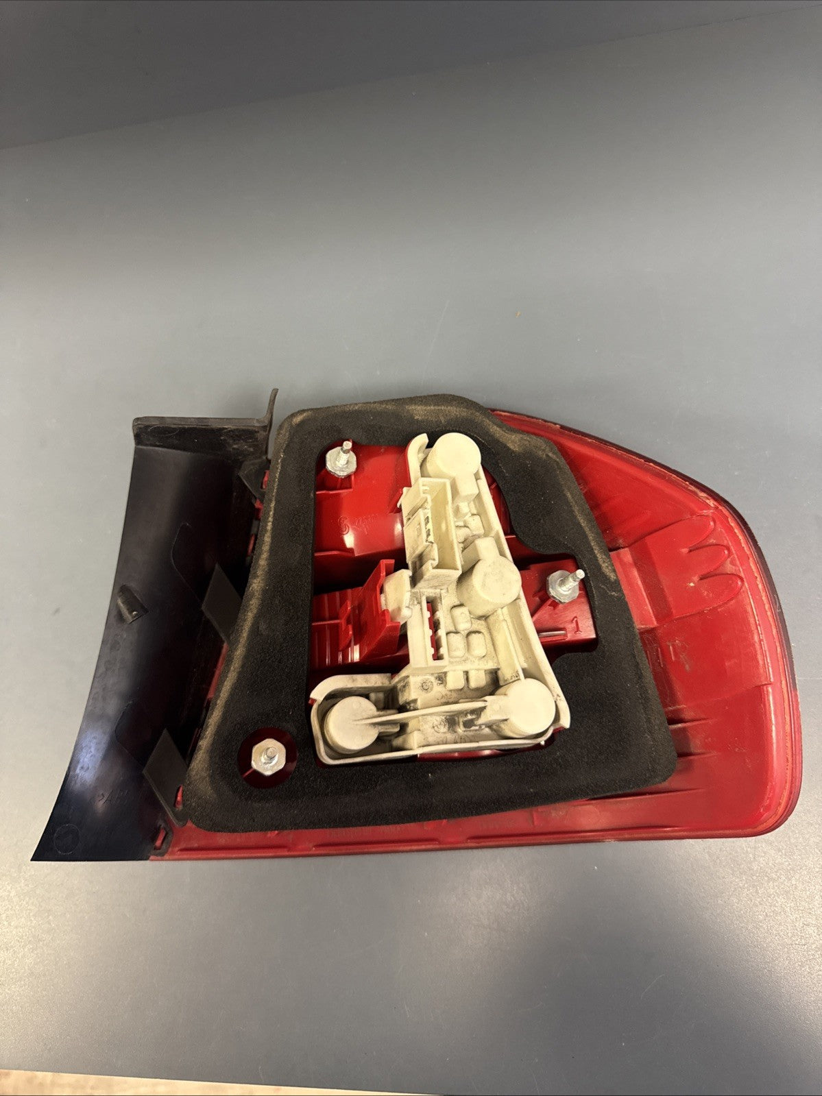 2008 BMW 328 SERIES SEDAN OEM LT DRIVER'S SIDE REAR TAIL LIGHT PRE-LCI 7161955