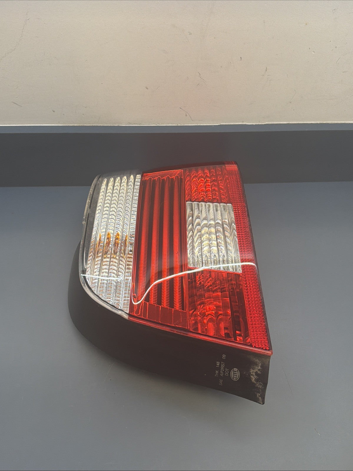 01-03 BMW E39 Sedan Rear Right Passenger Outer Tail Light Lamp HELLA 6902529