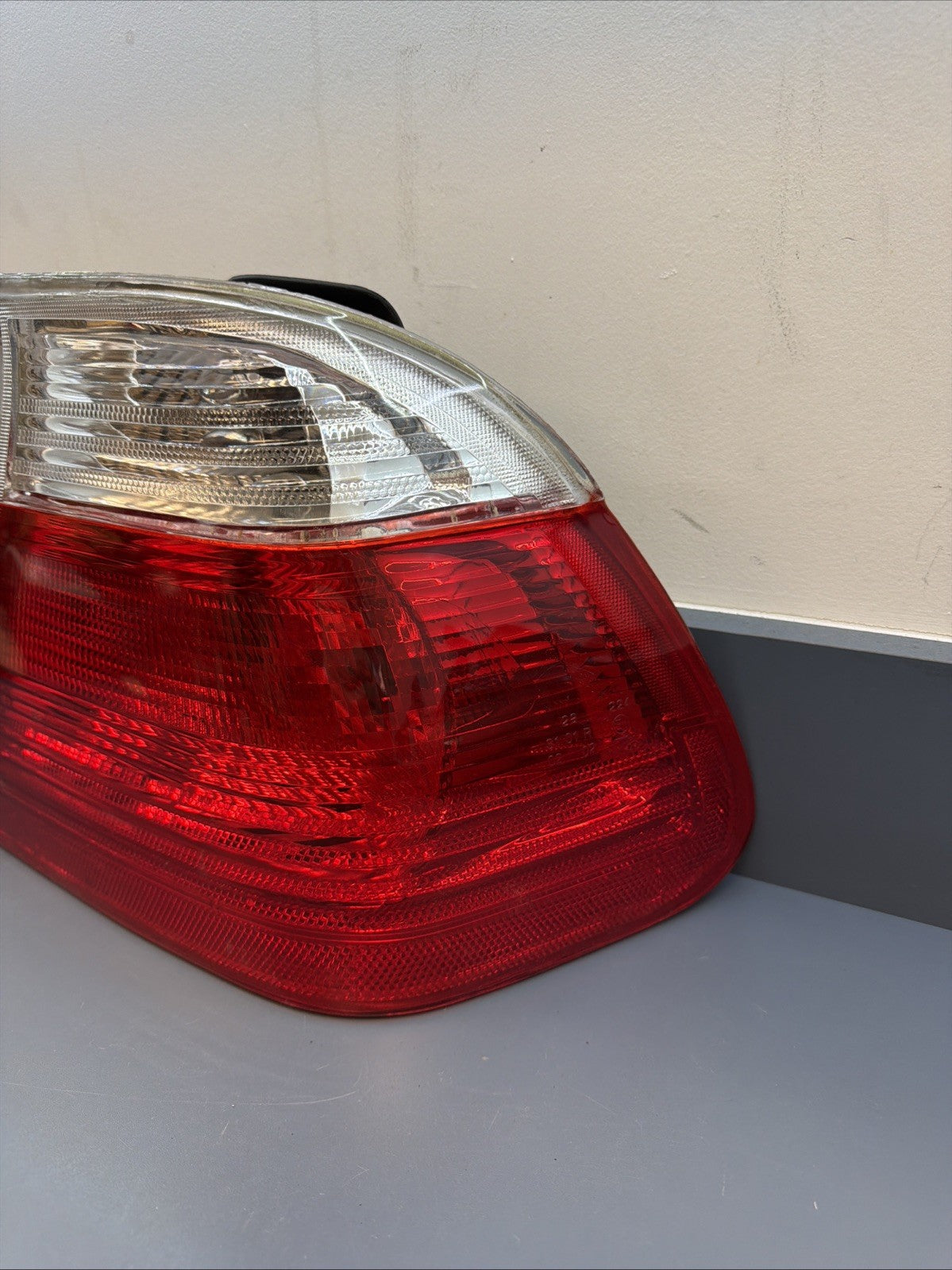 99-01 BMW 3 E46 Tail Light PASSANGER SIDE Red & Clear 4D AFTERMARKET BM024-U2002