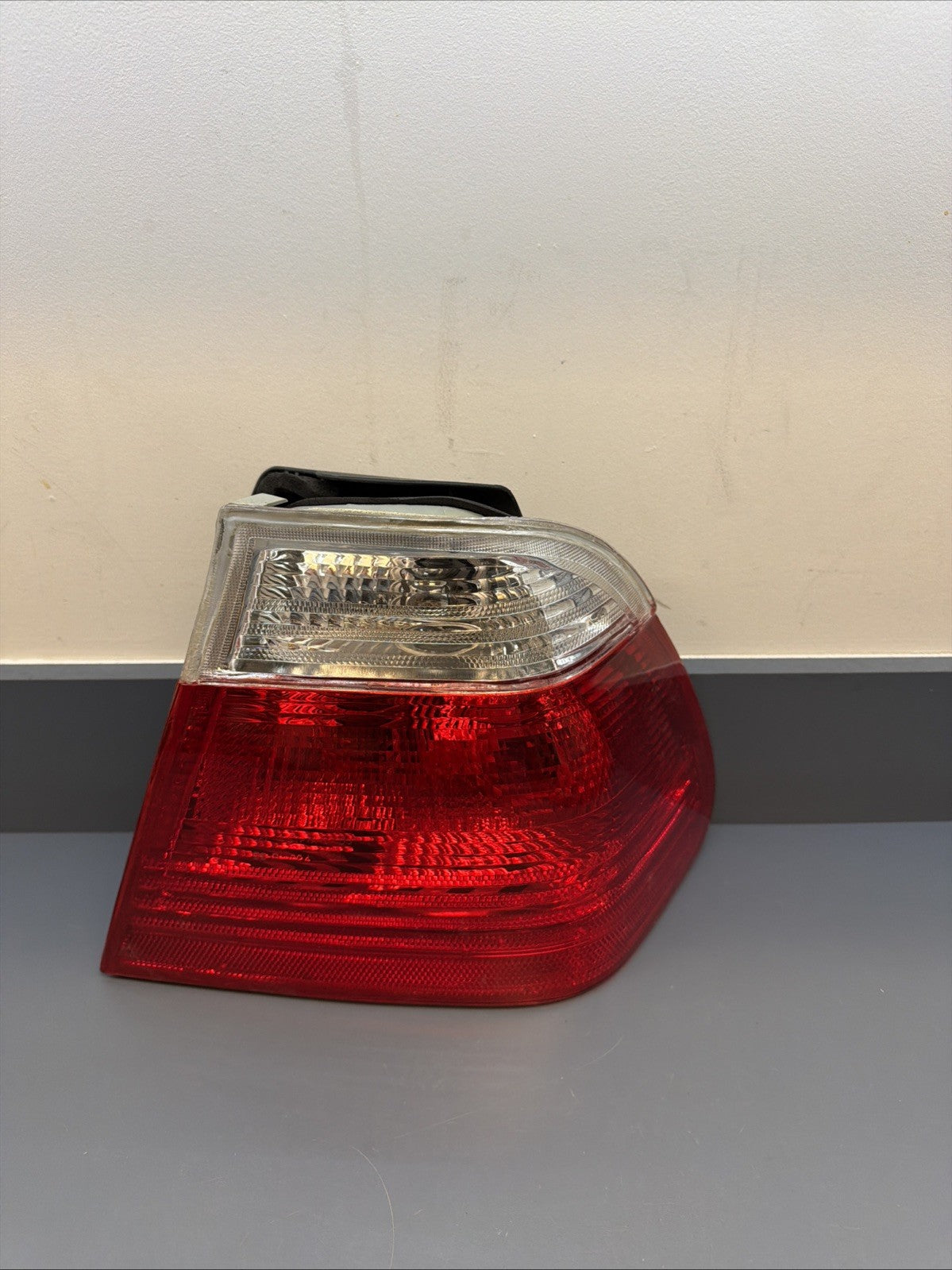 99-01 BMW 3 E46 Tail Light PASSANGER SIDE Red & Clear 4D AFTERMARKET BM024-U2002