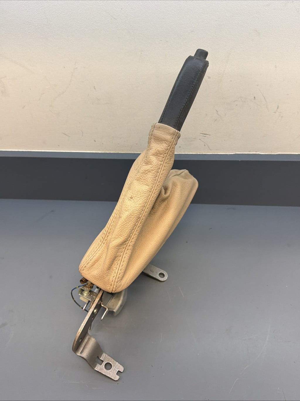 01-06 BMW E46 PARKING BRAKE HANDBRAKE HANDLE LEATHER BOOT COVER BEIGE 1164489