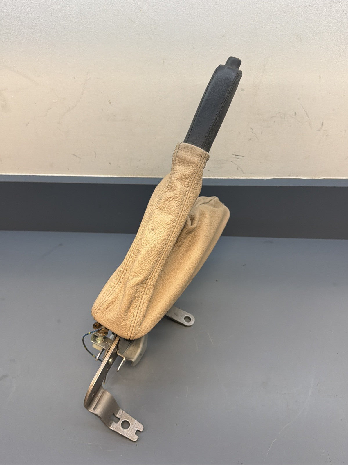 01-06 BMW E46 PARKING BRAKE HANDBRAKE HANDLE LEATHER BOOT COVER BEIGE 1164489