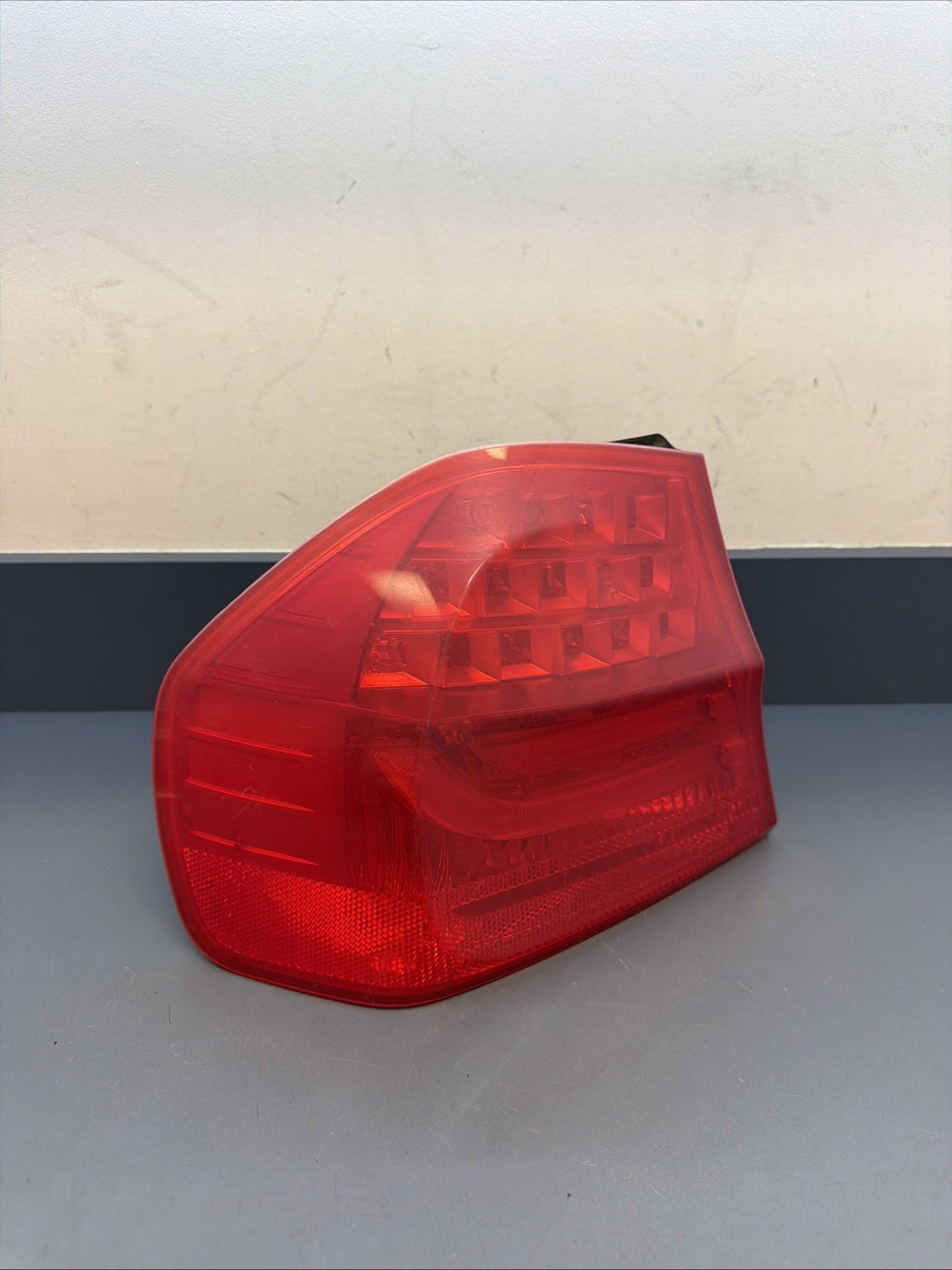 09-11 BMW E90 328i 335i LCI REAR LEFT DRIVER SIDE INNER TAIL LIGHT LAMP 7154157
