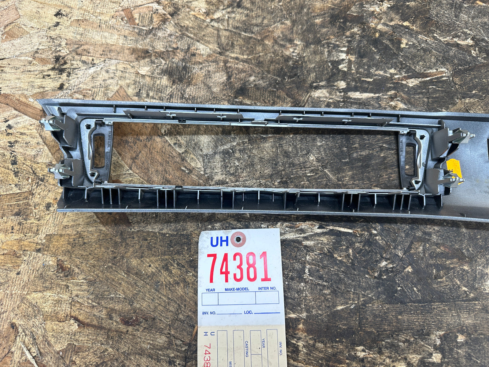 BMW 2011-2019 F30 3 SERIES CENTER RIGHT DASH ALUMINUM SILVER VENT TRIM 92312069