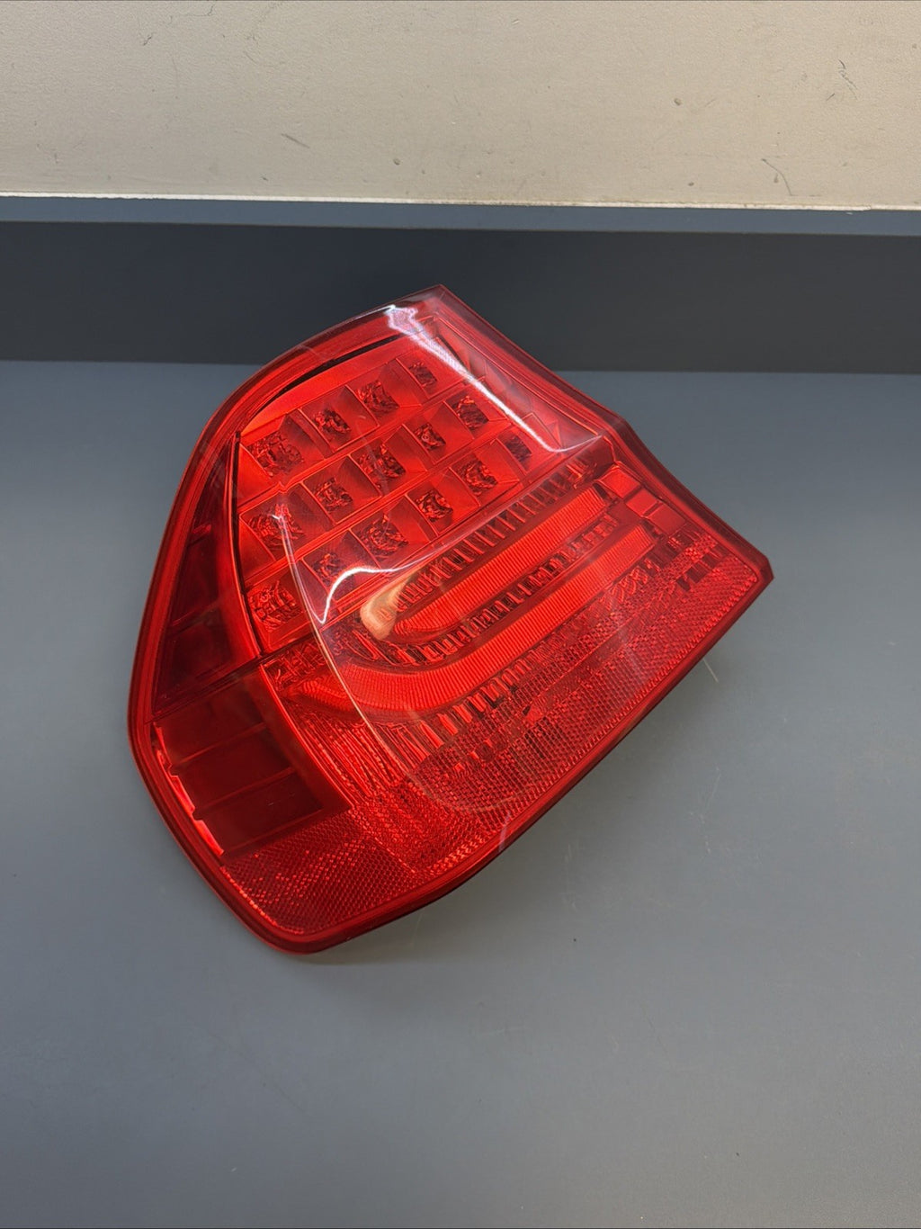 BMW 09-11 E90 LCI LEFT DRIVER SIDE REAR OUTER TAIL LIGHT OEM 7289429